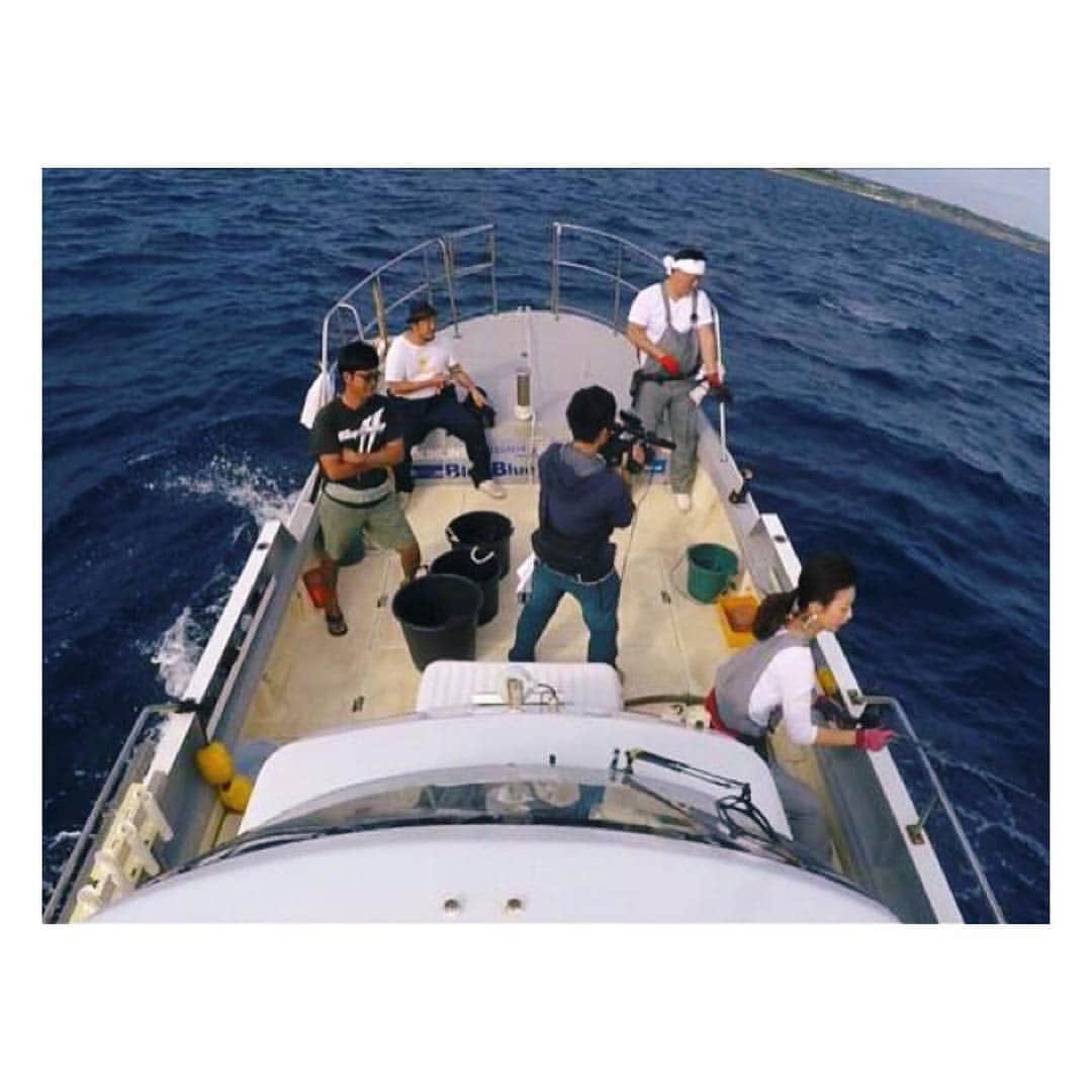 伊藤舞さんのインスタグラム写真 - (伊藤舞Instagram)「🎣 「ブル狩りin沖縄」今夜放送です！ . 最大2m級⁈といわれる 「メガタチウオ」を釣るべく 川ちゃんにお供して 凸凹コンビで頑張ってきました。 . 青い海をバックに 楽しそうに笑っていますが… . 実際は大荒れの海に 笑うしかないくらい揺れる船で ただただ頑張っております。 . 今夜7時からの 頑張るキミに花束を！ ぜひご覧ください♡ . . #頑張るキミに花束を #💐 #ブル狩り #okinawa #🎣 #ブルーリバー #川ちゃん #184cm #私 #157cm  #凸凹コンビ #ナレーション #青ちゃん #キャプテンズオキナワ #メガタチ  #アドベンチャーつるべ #バンジーそば #恐怖体験」11月30日 10時39分 - maiito_fbs