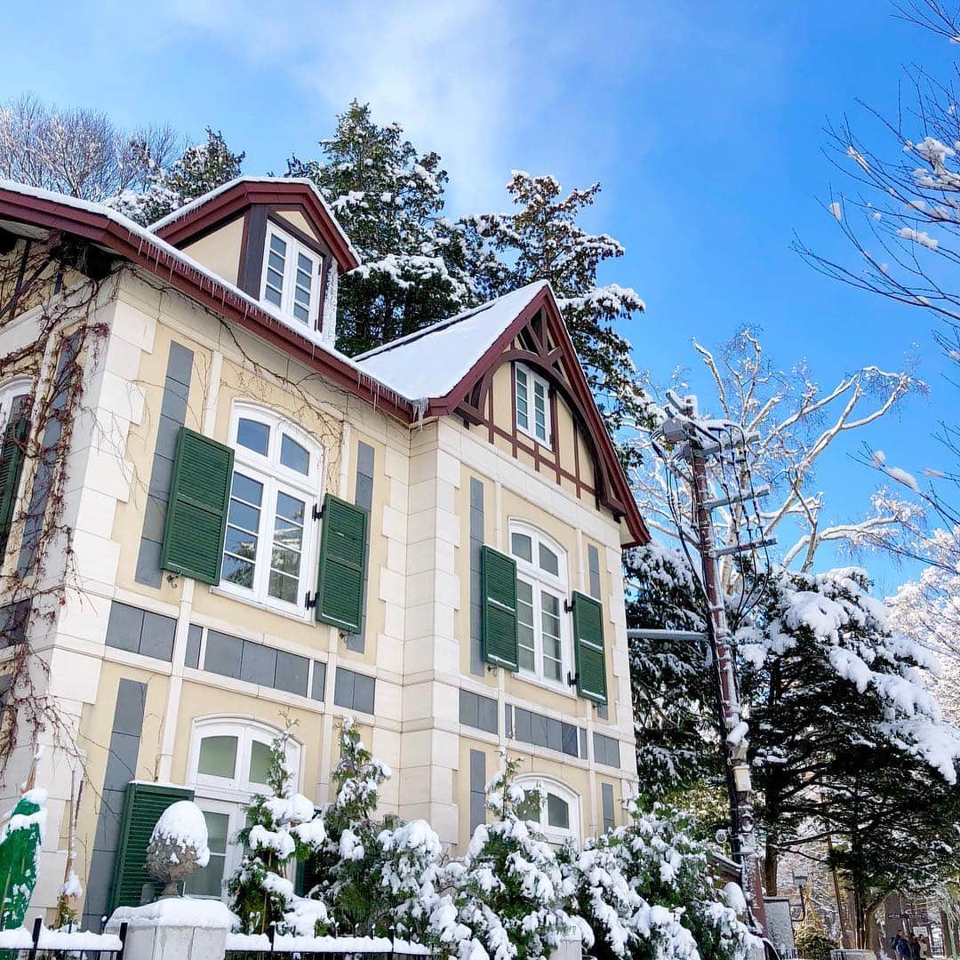 江川清音のインスタグラム：「オーベルジュ・ド・リル サッポロ ひらまつ さん♪ 我が家行きつけのレストラン( ˊᵕˋ ) この日は天候に恵まれて、絵画のような素敵な景色に☆ 素敵な時間をありがとうございました。 * #地元 #北海道 #青空 #雪 #ひらまつ #フレンチ #フランス料理」