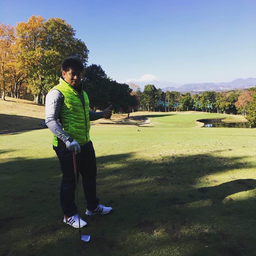 戸根千明のインスタグラム：「納会ゴルフ！昼からも楽しみます😊 #小さいけど富士山#お腹すいた」