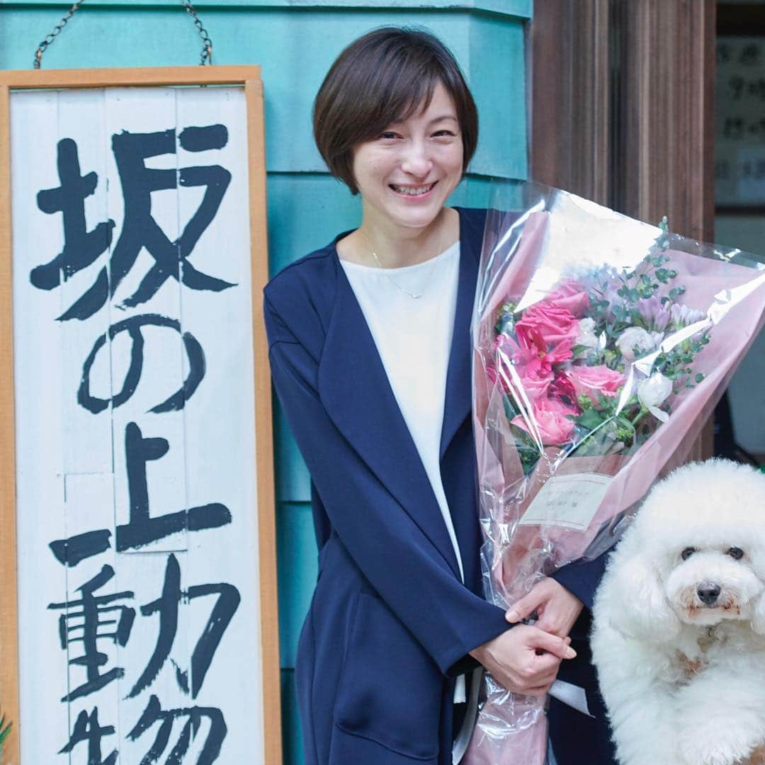 テレビ朝日「僕とシッポと神楽坂」のインスタグラム：「#トキワ さん役の #広末涼子 さんクランクアップ❣️ #相葉雅紀 さん演じる #コオ先生 のお芝居に本当に感動したと語ってくれた時のステキな表情です⭐️ #僕とシッポと神楽坂 #僕坂 #シッポ #相葉雅紀 #広末涼子 #趣里 #小瀧望 #イッセー尾形 #眞島秀和 #大倉孝二 #村上淳 #渚 #かとうかず子 #オギ #ダイキ#💚 #僕がずっとついてるよ」