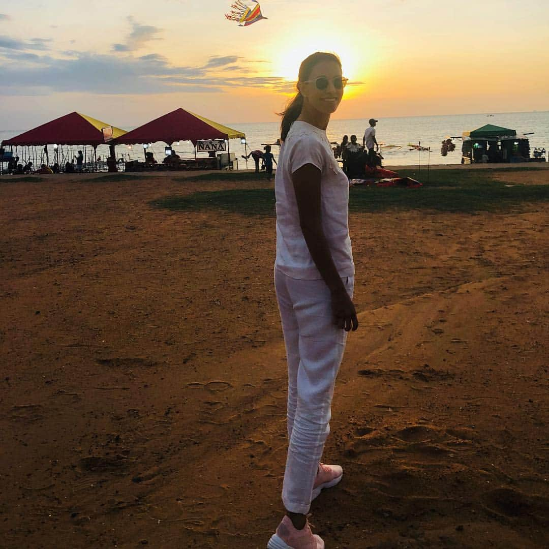 マリア・ベルチェノワさんのインスタグラム写真 - (マリア・ベルチェノワInstagram)「Another day in Colombo, not a lot of things to do here. We are going to check the golf course here, meet the minister of sports and do tea 🍵 ceremony with one of our friends. Have you ever tried real pink tea? He is the only one in a world to make it 🌸🌸🌸 can’t wait 🦋」11月30日 12時21分 - mariaverchenova