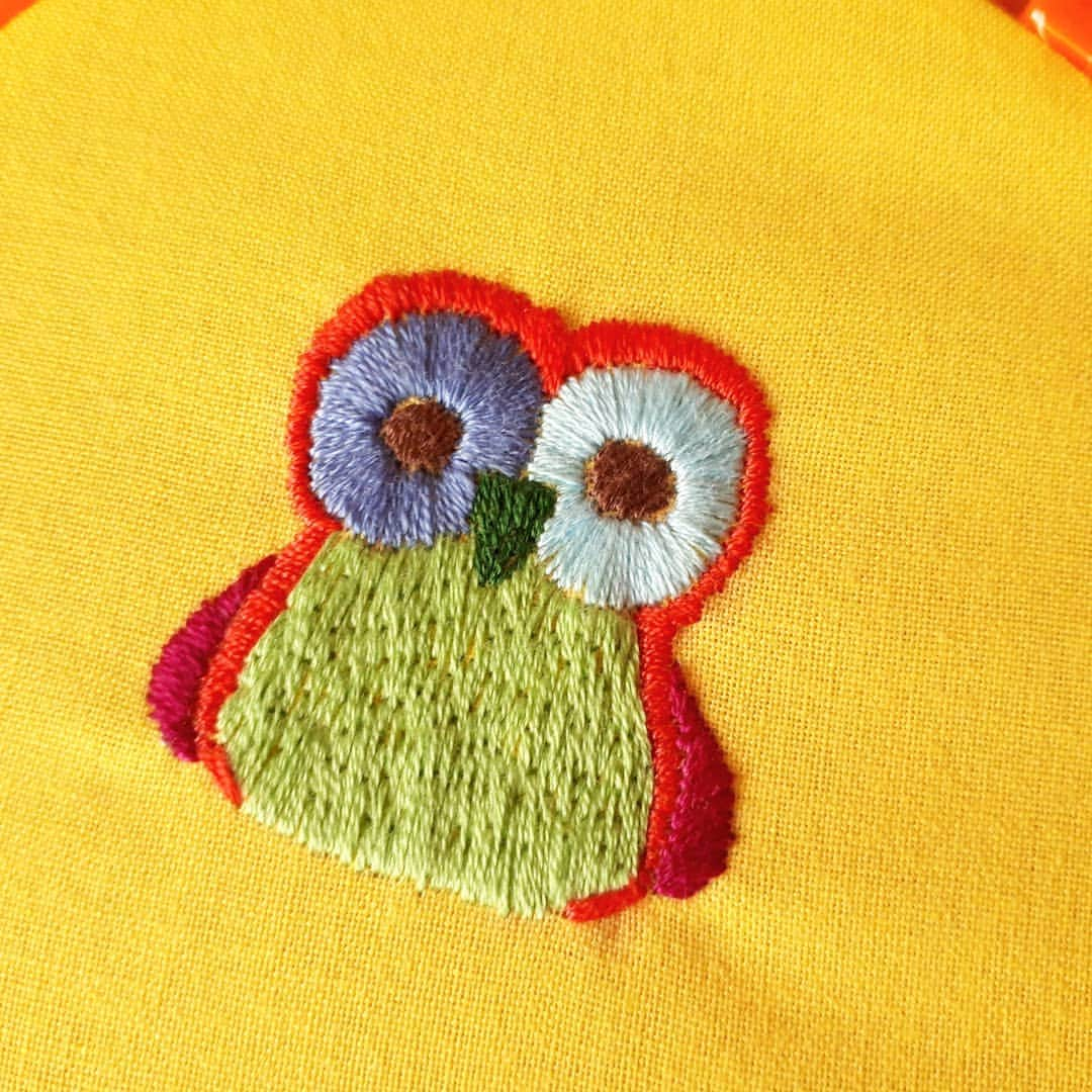 ユリルリよしかわりほこのインスタグラム：「初めての刺繍3つ目！フクロウさん。 お腹がガタガタしてるけど色合いは気に入った♡ 隙間をびっしり埋めるのは難しいなぁ  #刺繍 #刺繍初心者」