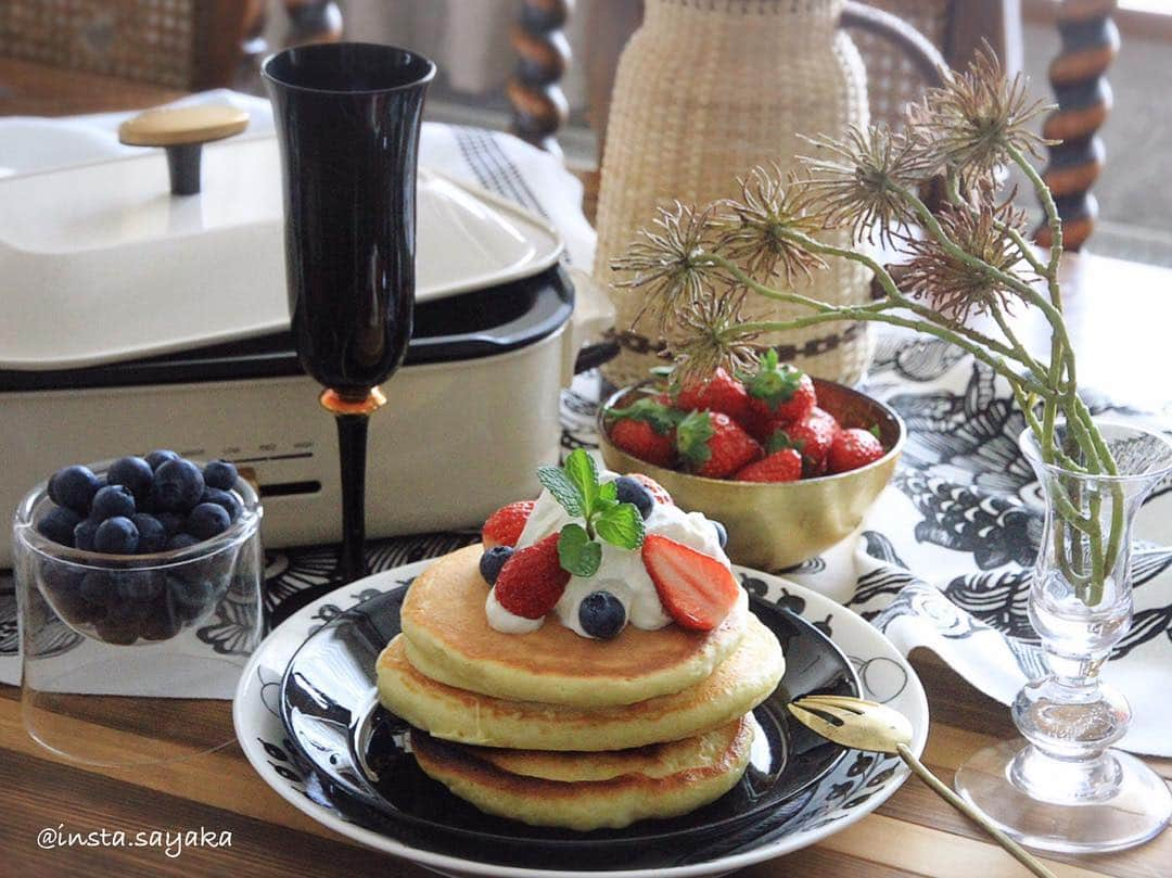 Sayaka.Mさんのインスタグラム写真 - (Sayaka.MInstagram)「. Today’s lunch  #pancake 🥞 homecooking . . 今日は甘いものが食べたくて #パンケーキ を作りました 学校から帰ってきた子供達の分も💓 . #ホットプレート を使って楽々 #ドンキホーテ さんのプライベートブランドで、4980円✨👀 . 可愛いし、リーズナブル 昨日我が家は姪っ子も呼んでたこ焼きパーティーしましたが、たこ焼きプレートも付いているんです👌 . 色の展開もありますよ💕 後程blogにも記載致しますね✍️ (プロフィールにリンク) . . =============== 私のおうちごはんの記録は A record of my cooking. 我做的菜的记录 제가 만든 요리의 기록 ↓↓↓ #sayakaおうちごはん =============== . #モノニクス #ジェニカ #ドンキホーテキッチングッズ #ドンキホーテアンバサダー #FINCアンバサダー #ブラパラ #イッタラ #商品開発 #キッチン収納 #キッチン #キッチン周り #札幌ママ #北海道ママ #ドンキホーテで購入 #メガドンキ #おうちカフェ #おうちごはん #おうちcafe #おうち時間 #おうちランチ #昼ごはん #ひるごはん #おうちごパン #テーブルコーディネート #食卓」11月30日 12時45分 - insta.sayaka