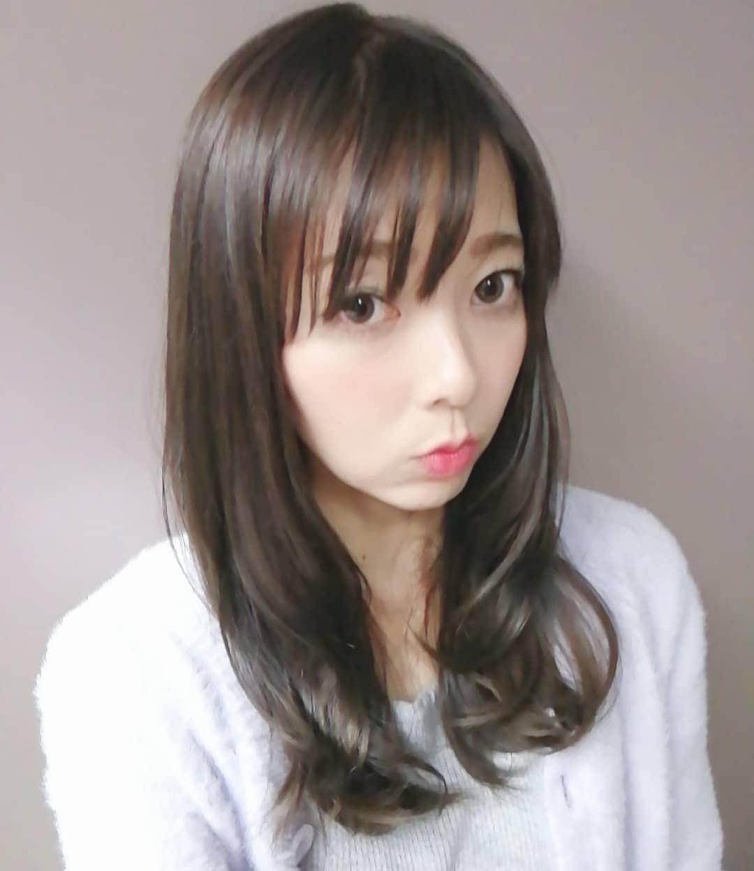 杉山由紀子のインスタグラム：「髪染めてみた❗ * 久しぶりに暗めにしたら、 幼さ増したwww * * #ユーフォリア #池袋 #美容室 #salon #hair #long #style #aw #アッシュ #ブラウン #お気に入り #followme #model #サロモ #杉山由紀子」