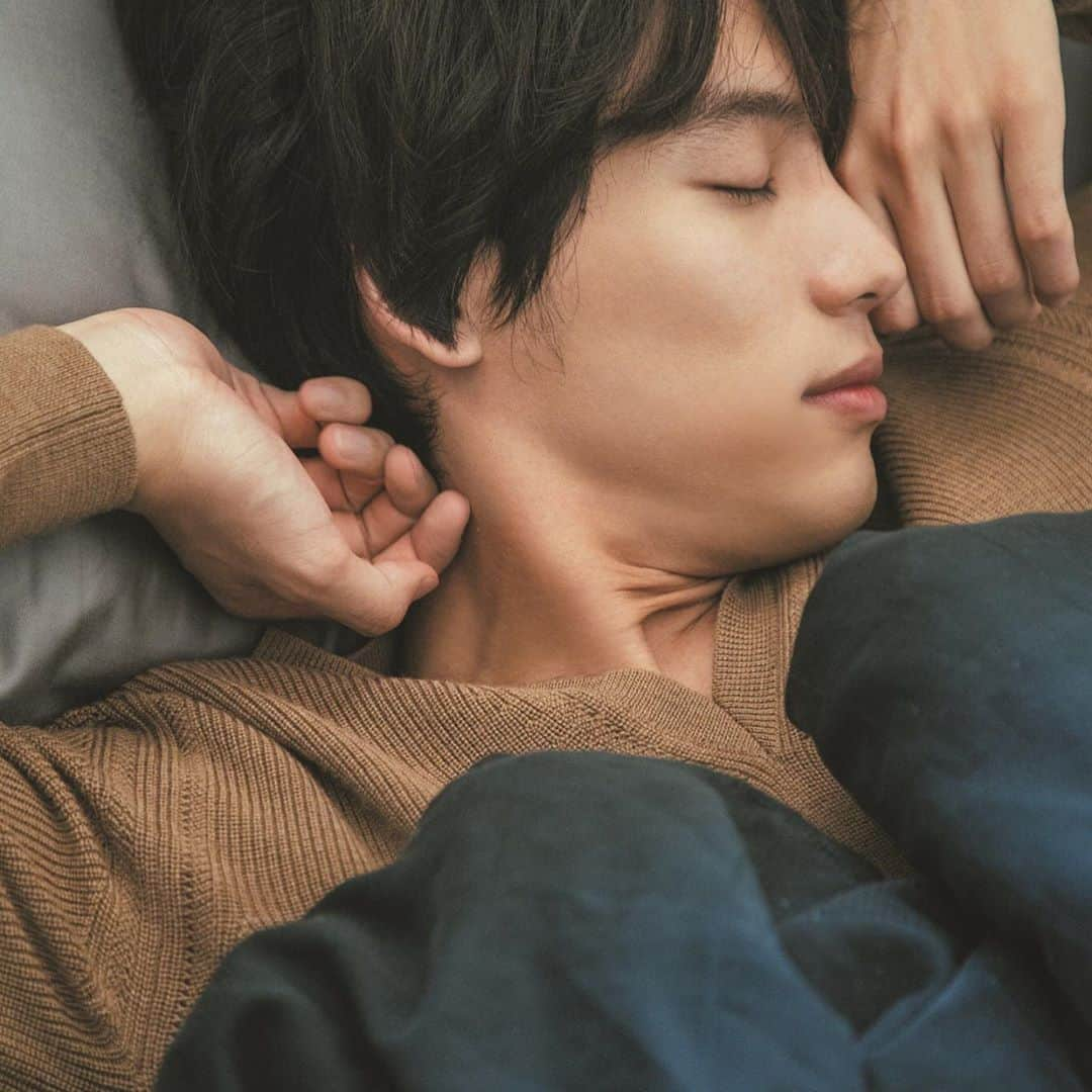 福士蒼汰さんのインスタグラム写真 - (福士蒼汰Instagram)「Don’t wake me up! I want to sleep more...zZZ  12月1日発売  #photobook #写真集 #寝起き #写真家 #荒木勇人」11月30日 13時32分 - fukushi_sota_official