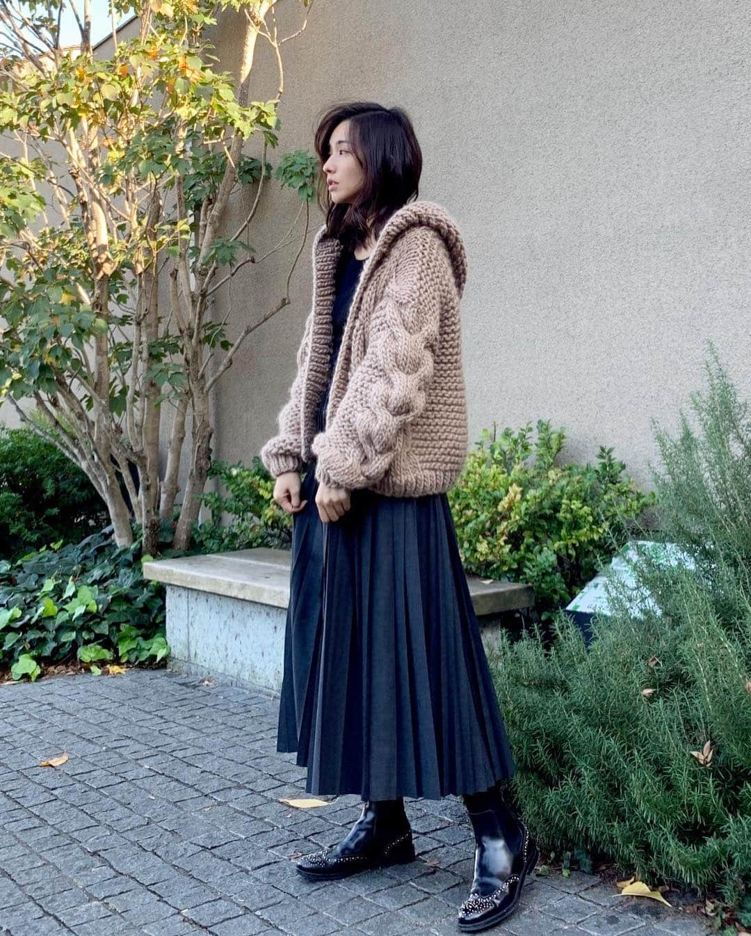 優木まおみさんのインスタグラム写真 - (優木まおみInstagram)「私服。  ニット I Love Mr.Mittens トップス SNIDEL スカート ENFOLD 靴 church's  今日は日差しが気持ち良かったですね。  さあ、週末金曜日。  今日まで頑張ったら明日は、、。 楽しみな日^_^  #私服 #今日のコーデ #今日の服  #ニット #ilovemrmittens @ilovemrmittens  #トップス #snidel @snidel_official  #スカート #enfold @enfold_official  #靴 #churchs @churchs  #週末」11月30日 14時45分 - yukimaomi