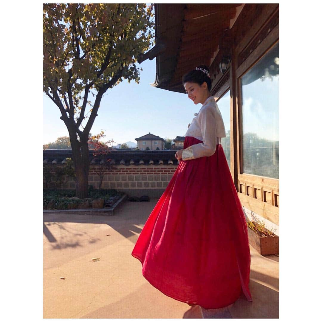 藤井美菜さんのインスタグラム写真 - (藤井美菜Instagram)「. 『わがまま！気まま！旅気分』 BSフジ👉12月1日(土)朝6:00〜 岡山放送👉12月1日(土)13:00〜 久しぶりにチマチョゴリを着ましたー☺️🌷 "와가마마! 키마마! 여행 기분”  일본 BS 후지👉12 월 1 일 (토) 아침6시〜 오키야마 방송👉12 월 1 일 (토)13시〜 오랜만에 한복을 입었습니다☺️🌷 #韓国旅行#한국여행#Koreantrip#女子旅#旅#ソウル旅行#旅行#旅スタグラム#여행스타그램#여행#trip#岡山放送#三清洞#カロスキル#삼청동#가로수길#チマチョゴリ#한복」11月30日 14時45分 - fujii_mina_0715