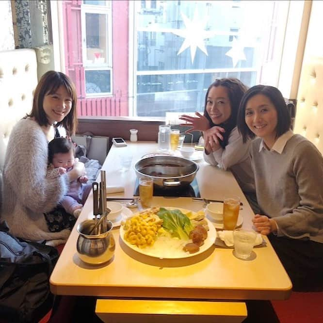 相沢まきさんのインスタグラム写真 - (相沢まきInstagram)「同世代メンバーで火鍋ランチ🥘 座るのも『よっこらしょ』 鍋つつきながら『ほら、野菜も食べなきゃダメよ、キノコ食べなさい』と、会話から香る昭和感。 なんだか落ち着きます 笑笑 娘は生後３ヶ月で若干人見知りが始まった模様。 どんどん成長していきます👶 子供連れだけど、個室でゆったり火鍋を楽しめました😊🙏 #火鍋 #赤坂 #天香回味 #生後３ヶ月 #人見知り」11月30日 15時10分 - maki_aizawa0414