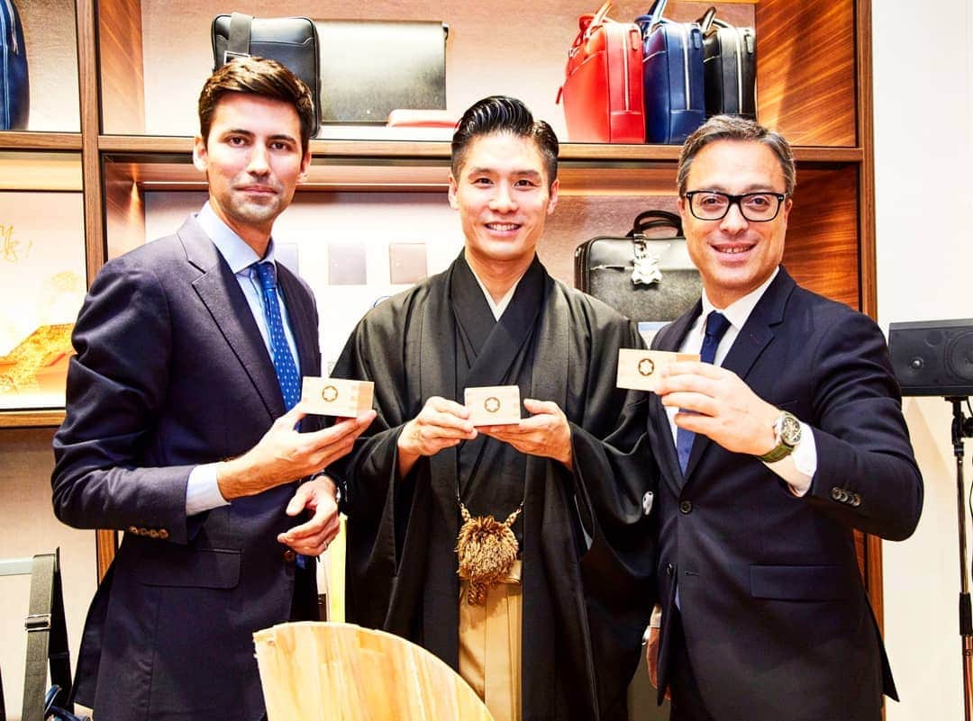 梅川壱ノ介（舞踊家）のインスタグラム：「. .【MONTBLANC銀座本店】 . . .《RENEWAL OPEN RECEPTION》 モンブランインターナショナルCEO ニコラ・バレツキーさん、モンブランジャパンCEO シャルル・ラングロワさんと登壇し、鏡割りをさせて頂きました！  光栄な出来事に感謝の気持ちでいっぱいでございます。  心よりおめでとうございます！  #モンブラン #銀座本店 #梅川壱ノ介 #舞踊家 #ニコラバレツキー #シャルルラングロワ #MONTBLANC」