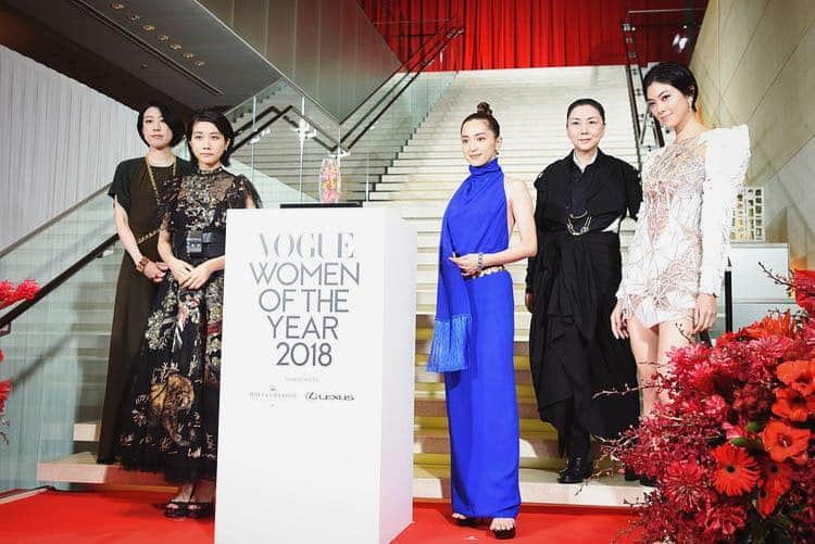 中村アンさんのインスタグラム写真 - (中村アンInstagram)「VOGUE WOMAN OF THE YEAR 2018 🏆 一年の締めくくりに、このような素晴らしい賞をいただくことができ胸がいっぱいです。実は10年ほど前、就職活動を始めた頃、VOGUEのインターンの面接受けたことがありました。当時のことをはすごく鮮明に覚えていて、将来への期待と不安を抱えながら、自分がなにがしたいのか日々葛藤していました。 そしてあれから10年、芸能界の道を選び、まさか ＂WOMAN OF THE YEAR ＂ をいただける日がくるなんて思いもしなかったです。こ感慨深く、改めて、応援し支えてくださる周りの方々に感謝の気持ちでいっぱいです。ありがとうございました。 @voguejapan #voguewomenoftheyear」11月30日 18時55分 - cocoannne