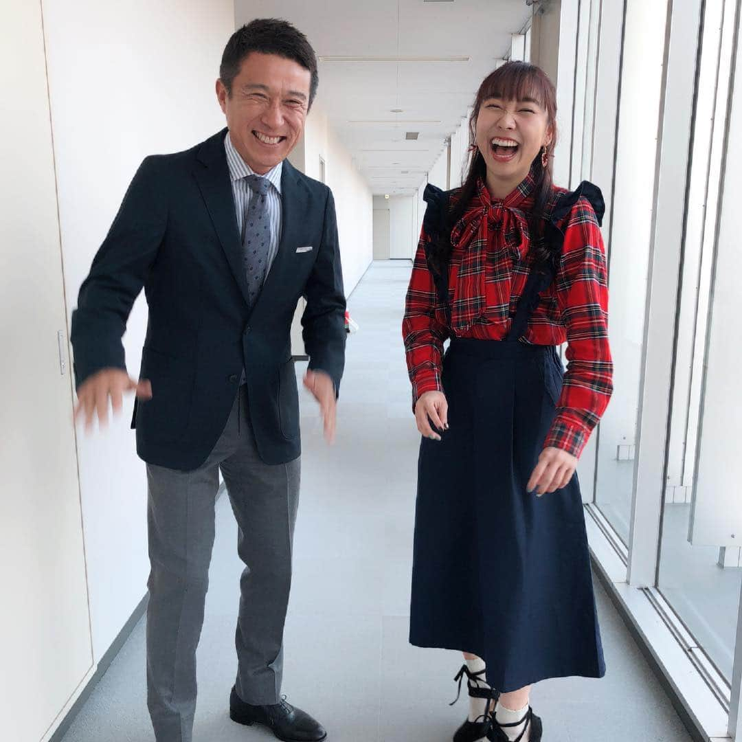 須田亜香里さんのインスタグラム写真 - (須田亜香里Instagram)「2018年11月29日(木) 今回の全身写真は裕二さんと！ @karaage_satou  徳ちゃんが撮ってくれました♪ 生放送後、名古屋でロケしていたら、たまたま出会った奥様が今日のお洋服可愛かったよ！って言ってくれた☺️ #ドデスカ #コーディネート #赤チェック #ジャンパースカート」11月30日 19時02分 - akarisuda