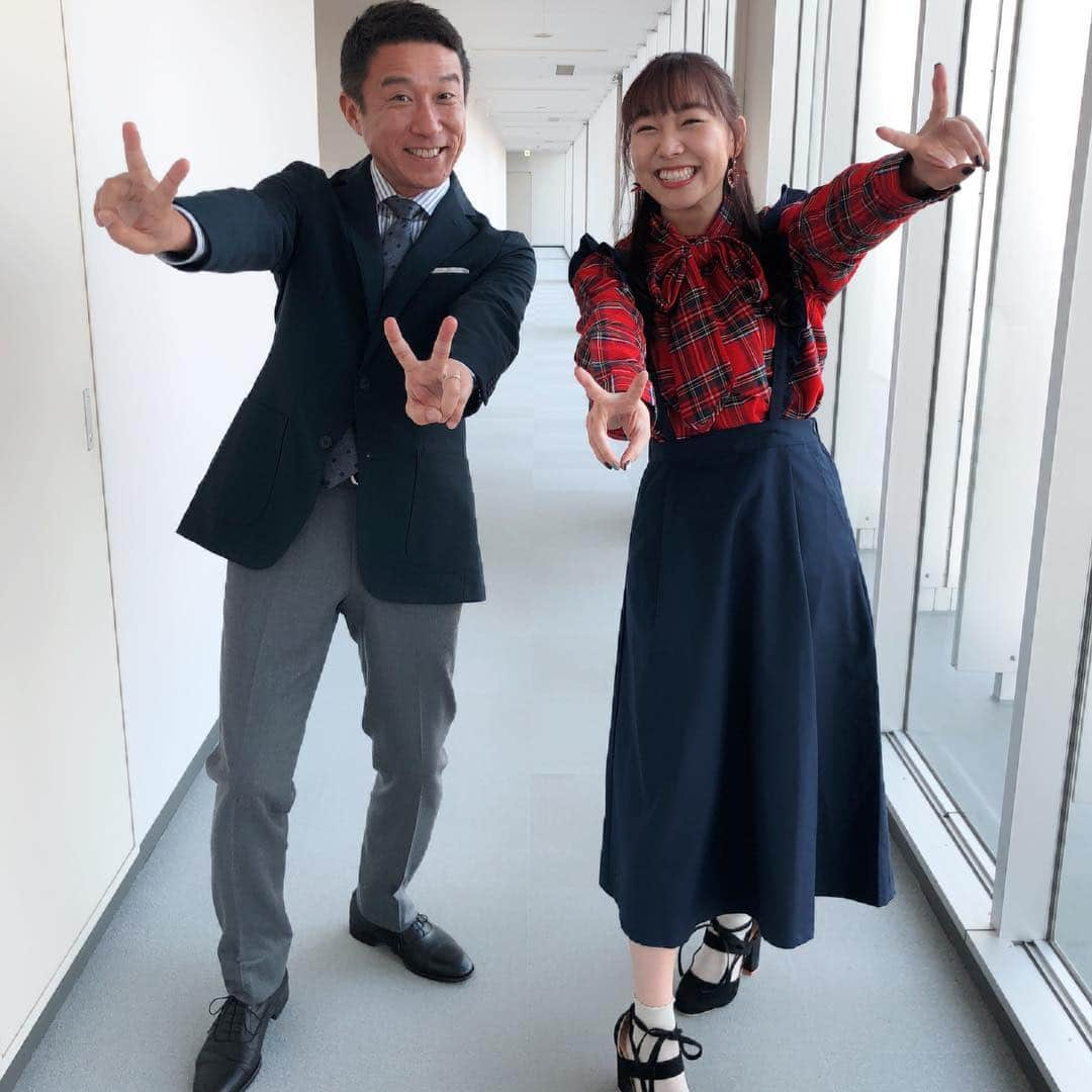 須田亜香里さんのインスタグラム写真 - (須田亜香里Instagram)「2018年11月29日(木) 今回の全身写真は裕二さんと！ @karaage_satou  徳ちゃんが撮ってくれました♪ 生放送後、名古屋でロケしていたら、たまたま出会った奥様が今日のお洋服可愛かったよ！って言ってくれた☺️ #ドデスカ #コーディネート #赤チェック #ジャンパースカート」11月30日 19時02分 - akarisuda