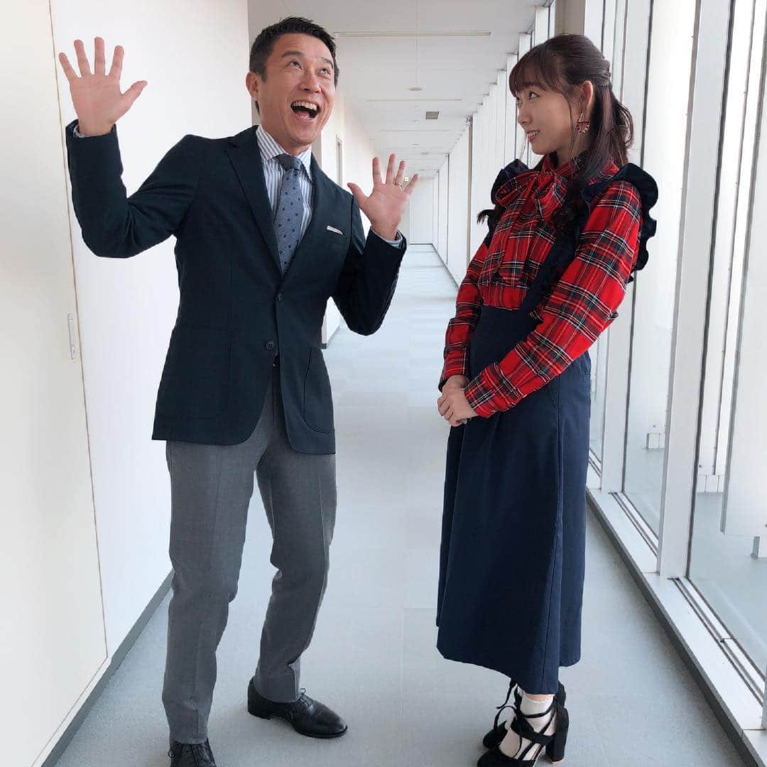 須田亜香里さんのインスタグラム写真 - (須田亜香里Instagram)「2018年11月29日(木) 今回の全身写真は裕二さんと！ @karaage_satou  徳ちゃんが撮ってくれました♪ 生放送後、名古屋でロケしていたら、たまたま出会った奥様が今日のお洋服可愛かったよ！って言ってくれた☺️ #ドデスカ #コーディネート #赤チェック #ジャンパースカート」11月30日 19時02分 - akarisuda