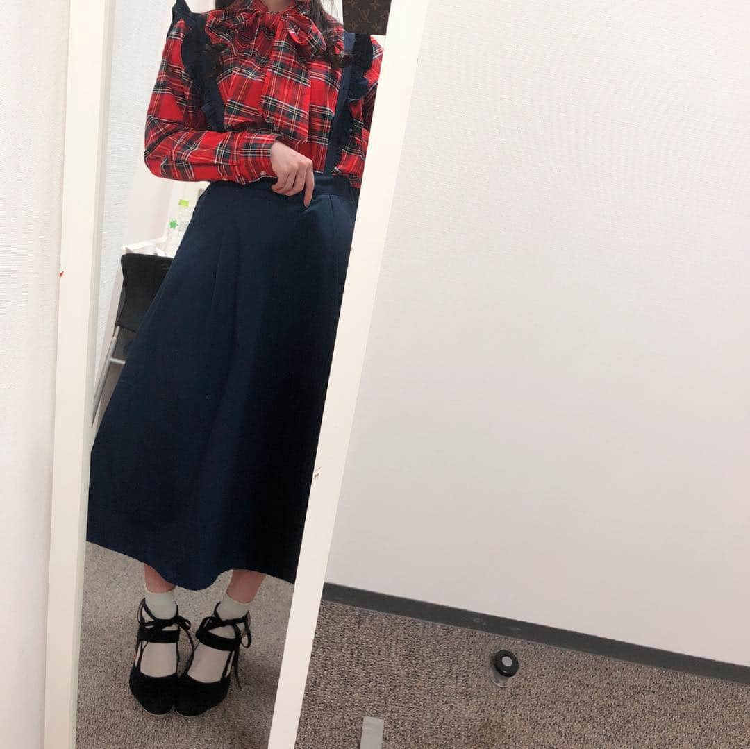 須田亜香里さんのインスタグラム写真 - (須田亜香里Instagram)「2018年11月29日(木) 今回の全身写真は裕二さんと！ @karaage_satou  徳ちゃんが撮ってくれました♪ 生放送後、名古屋でロケしていたら、たまたま出会った奥様が今日のお洋服可愛かったよ！って言ってくれた☺️ #ドデスカ #コーディネート #赤チェック #ジャンパースカート」11月30日 19時02分 - akarisuda