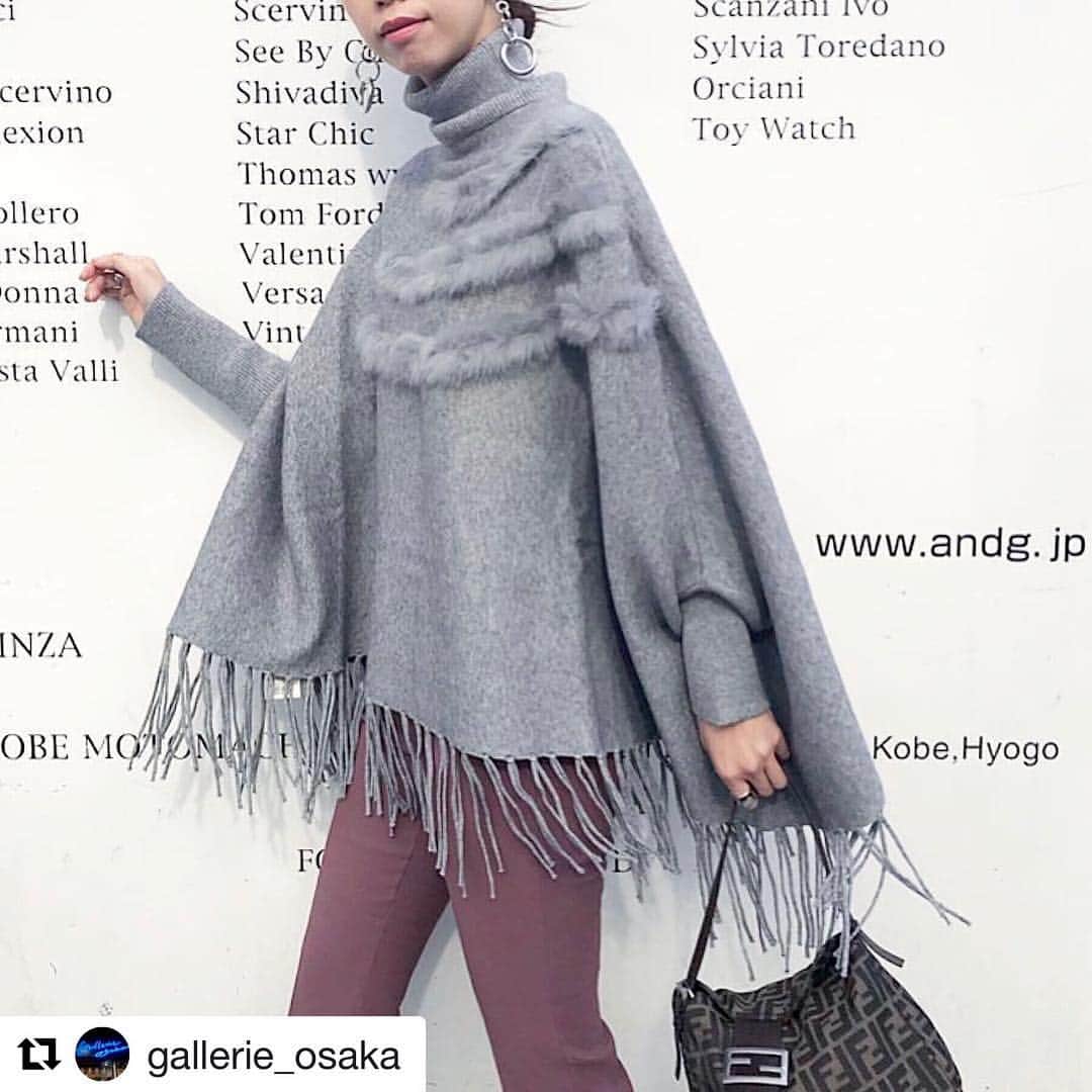 のインスタグラム：「. . ✔️ #comingsoon . 入荷リクエスト多数の人気アイテム #ファーポンチョ が遂に明日再入荷！！ . 数少ないご用意となりますので、予めご了承くださいませ。 . . 👉🏽👉🏽ONLINE STOREは TOPのリンクから飛べます🏢 ▶️「 ポイントファーポンチョ」で検索🔍 . model/ 174cm . ———————————— ✔️GALLERIE 公式 @gallerie_com ✔️GALLERIE大阪店 @gallerie_osaka ✔️GALLERIE京都店 @gallerie_kyoto ✔️GALLERIE TOKYO @gallerie_tokyo . メールでのお問い合わせ customer_center@galleriebyspinns.com カスタマー対応時間 平日 【10:00～18:00】 #お問い合わせ番号w957 ———————————— #gallerie#selectshop#import#fashion#online#ギャレリー#インポート#セレクトショップ#オンラインストア掲載商品 #2018aw#cordinate#ootd#instafashion#outer#collection#コーディネート#スナップ#トレンド#ファーコーデ#ポンチョ#再入荷」
