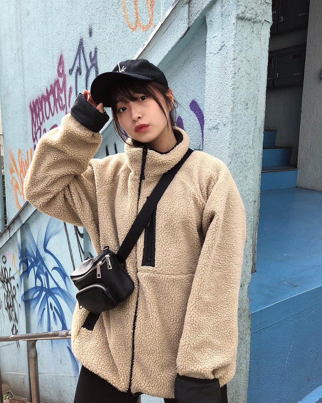 永井理子のインスタグラム：「このアウターはメンズサイズのLを選んだけど 袖のところ折っても、リバーシブルだから 配色が可愛かったよ🖤 中にたくさん着込めるし、着心地もよくて 一枚持ってると使える😌 @rageblue_official #RAGEBLUE#レイジブルー#レイジ女子#PR」