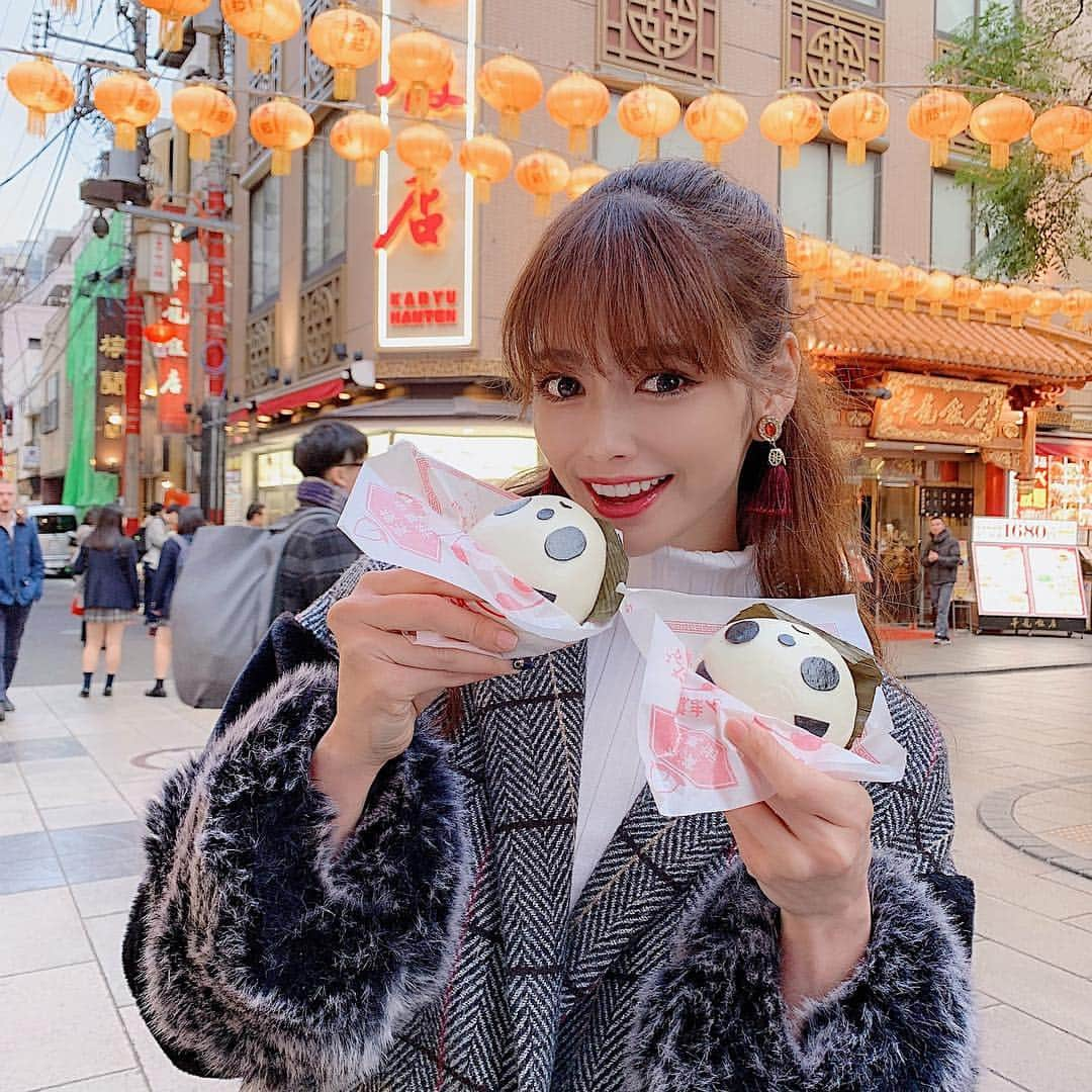 得あゆさんのインスタグラム写真 - (得あゆInstagram)「パンダまん🐼❤️👉🏻 ・ 横浜中華街でみつけた可愛い肉まん❤️ いろんな味があったよ！ 私はチョコレートマン🍫にした❤️ ・ ・ ・ ・ ・ ・ #パンダ#おやつ#デザート#チョコレート#横浜中華街#グルメ#食べ歩き#中華#横浜#散歩#旅#女子旅#友達#カップル#家族#デート#ダイエット#カメラ女子#インスタ映え##desert#panda#chocolate#china#chinatown#gourmet#diet#dinner#healthy#date#walking」11月30日 19時21分 - tokuayu819