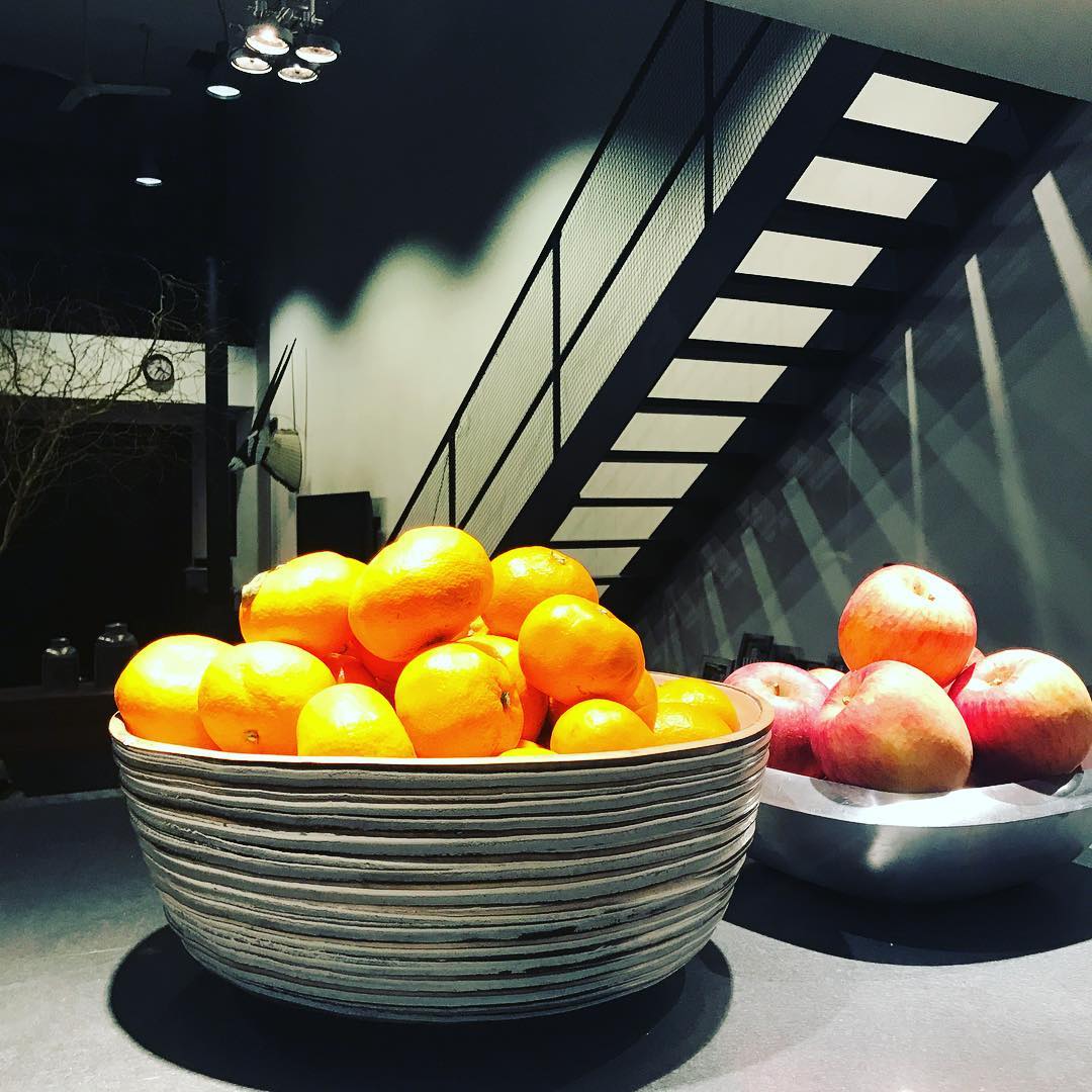 滝沢眞規子さんのインスタグラム写真 - (滝沢眞規子Instagram)「🍊🍏🍎頂き物のフルーツいっぱい。幸せ🍎🍏🍊みかんの器、ダンボール一箱入ってびっくりした👀」11月30日 19時22分 - makikotakizawa