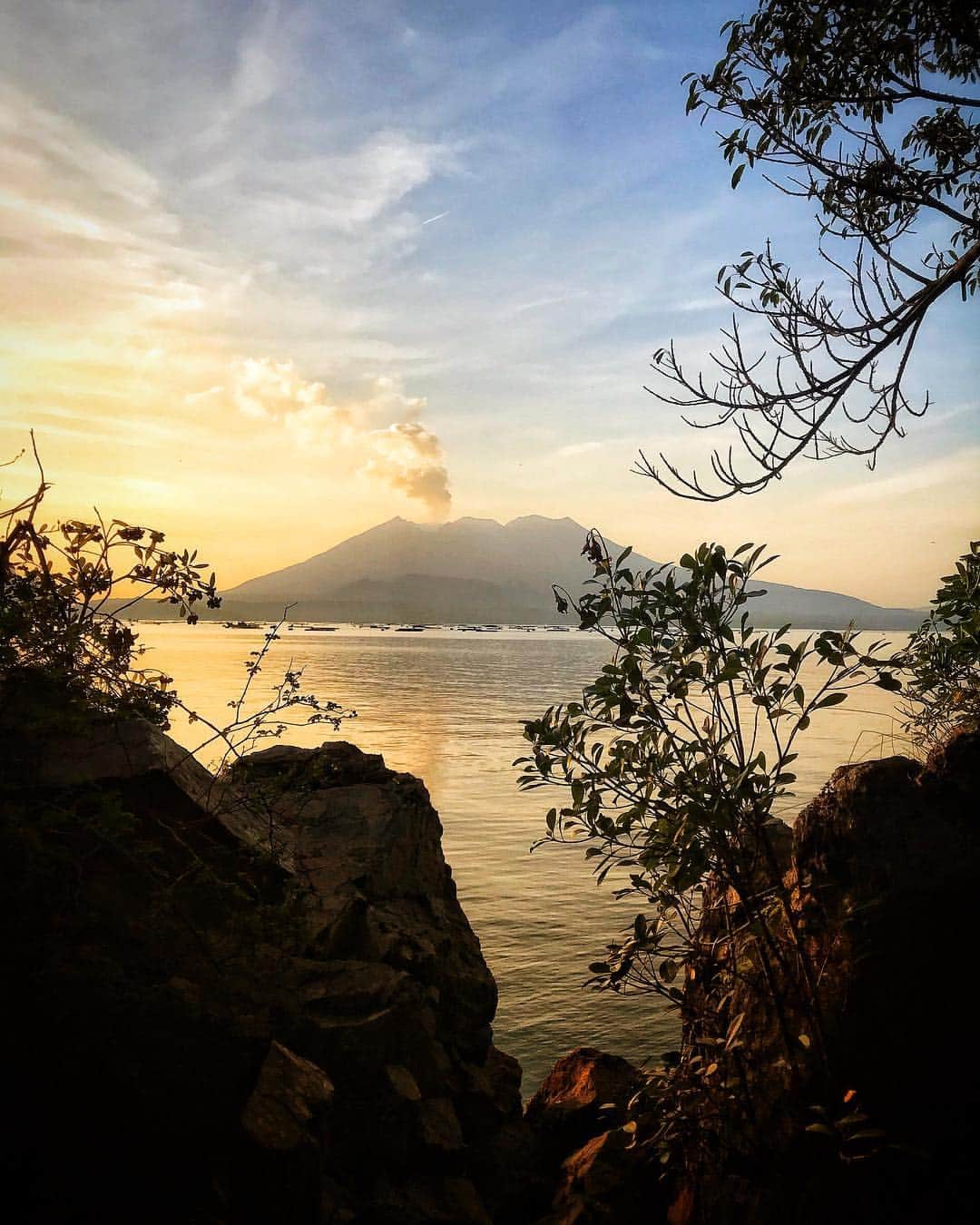 mana___chinのインスタグラム：「垂水からの桜島🌋 綺麗でした。 . #桜島 #どんどん鹿児島」
