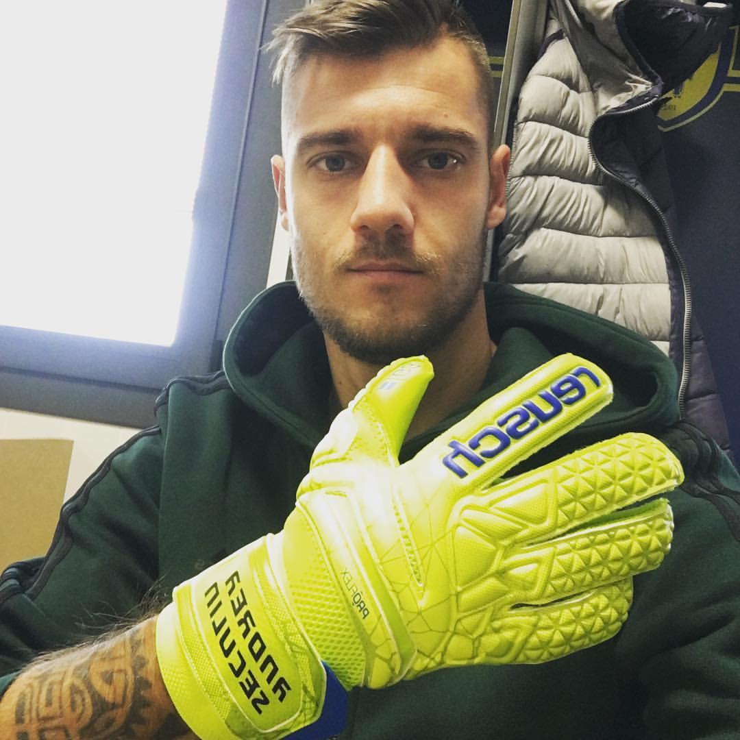 アンドレア・セクリンのインスタグラム：「New model 🔥🔥🔥🔥 @reuschgoalkeeping  #fitcontrol #TailoredPrecision」