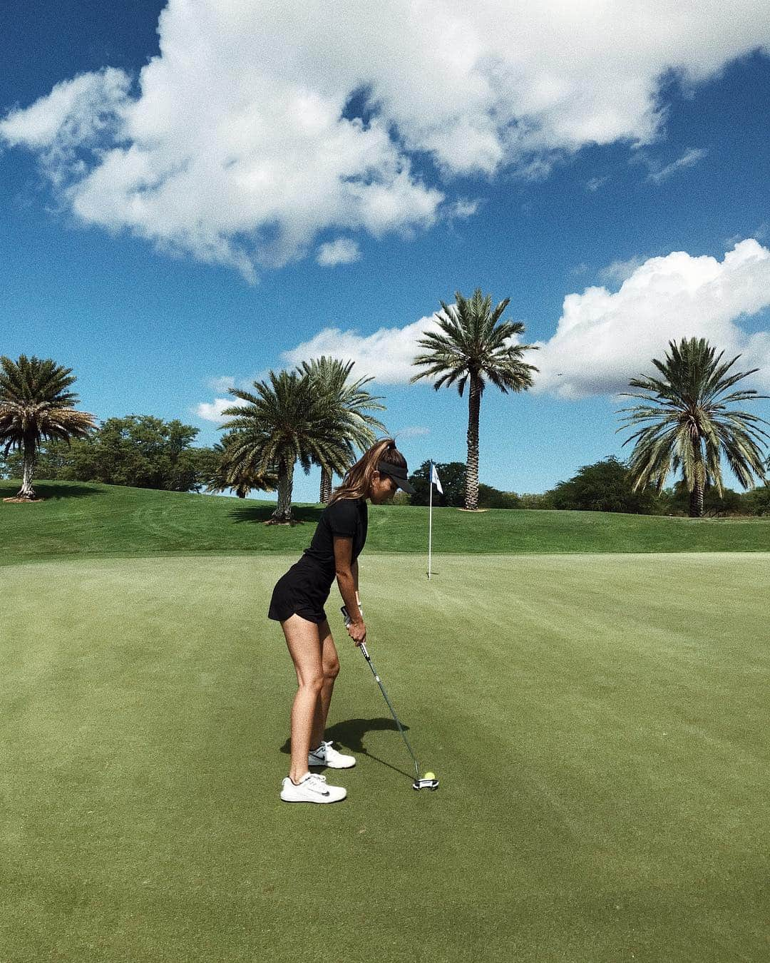 HARUEさんのインスタグラム写真 - (HARUEInstagram)「Hoakalei Country Club🏌️‍♀️ . 来年こそは70台出すのが目標！！ さくちゃん昨日1アンダーだったらしい😭😭💕💕 @rocku39  ベストスコア更新おめでとう〜✨✨ . 自慢の旦那💕💕 . やっぱりゴルフはメンタルですね！ パターももっと練習しよう！！ . . #golf #hawaii #nikegolf #nike #golfwear #golfswing #ゴルフ #ゴルフ女子 #ハワイ #ハワイゴルフ #ゴルフウェア #ゴルフ好き #haruegolf」11月30日 20時06分 - harue0104