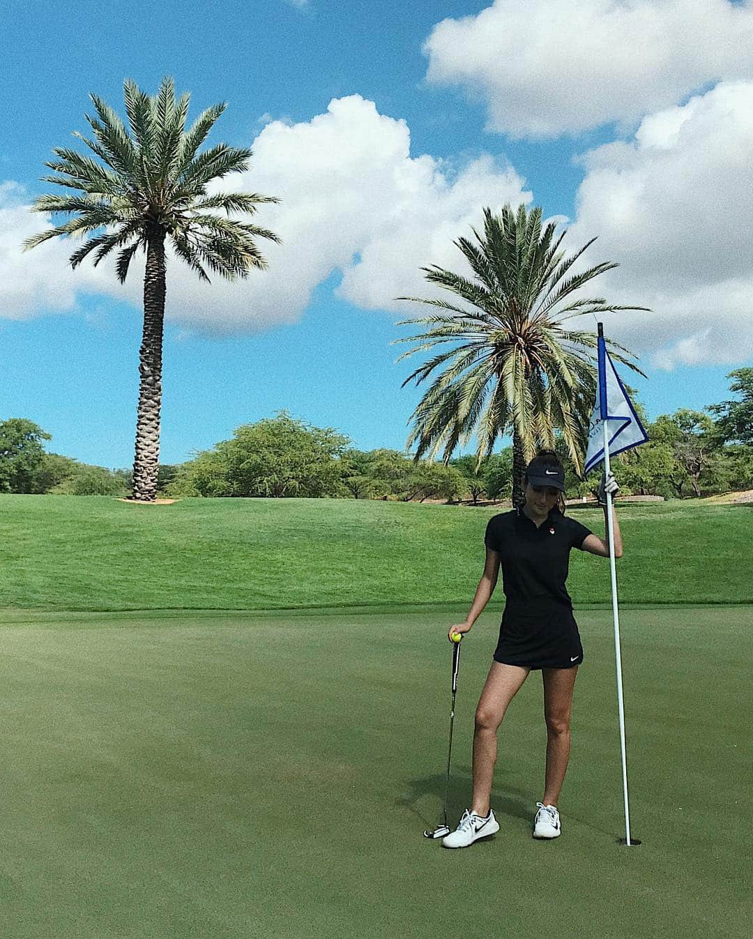 HARUEさんのインスタグラム写真 - (HARUEInstagram)「Hoakalei Country Club🏌️‍♀️ . 来年こそは70台出すのが目標！！ さくちゃん昨日1アンダーだったらしい😭😭💕💕 @rocku39  ベストスコア更新おめでとう〜✨✨ . 自慢の旦那💕💕 . やっぱりゴルフはメンタルですね！ パターももっと練習しよう！！ . . #golf #hawaii #nikegolf #nike #golfwear #golfswing #ゴルフ #ゴルフ女子 #ハワイ #ハワイゴルフ #ゴルフウェア #ゴルフ好き #haruegolf」11月30日 20時06分 - harue0104