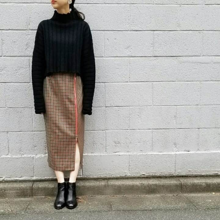 vega_instaのインスタグラム：「recommend item " rib design knit " ¥22,000+tax " check tight skirt " ¥18,000+tax ・ 太リブで存在感たっぷりな主役ニット。ボリューム感あるシルエットなのにショート丈だからスッキリ着れる。カラーが効いたチェック切り替えのタイトスカート合わせで、一見シンプルなのに存在感あるコーデの完成。 ・ 今ならオフィシャルオンラインストアでいいことがあるかも！詳しくはプロフィールのURLをチェック！  #vega #fashion #trend #2018winter #knit #skirt #rib #check #recommend」