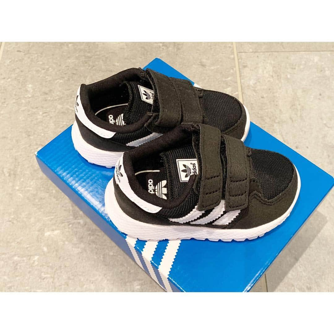 ポンのインスタグラム：「チビキンくんの靴 小さくてかわいい(*´д`) #adidas #7ヶ月」