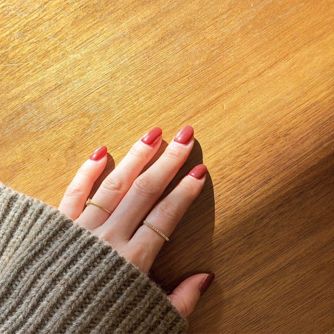 佐藤優里亜さんのインスタグラム写真 - (佐藤優里亜Instagram)「NEW NAIL❤️ ・ ブラウン強めの深い赤のオーダーで、わたしに一番しっくりくる色を作ってくれる天才ネイリストさんに全部お任せ🌿 @yooooopy918 ・ 冬のトーンのお洋服にこの深い赤がハマりすぎる🍋 ・ #nail」11月30日 20時53分 - yuriang_