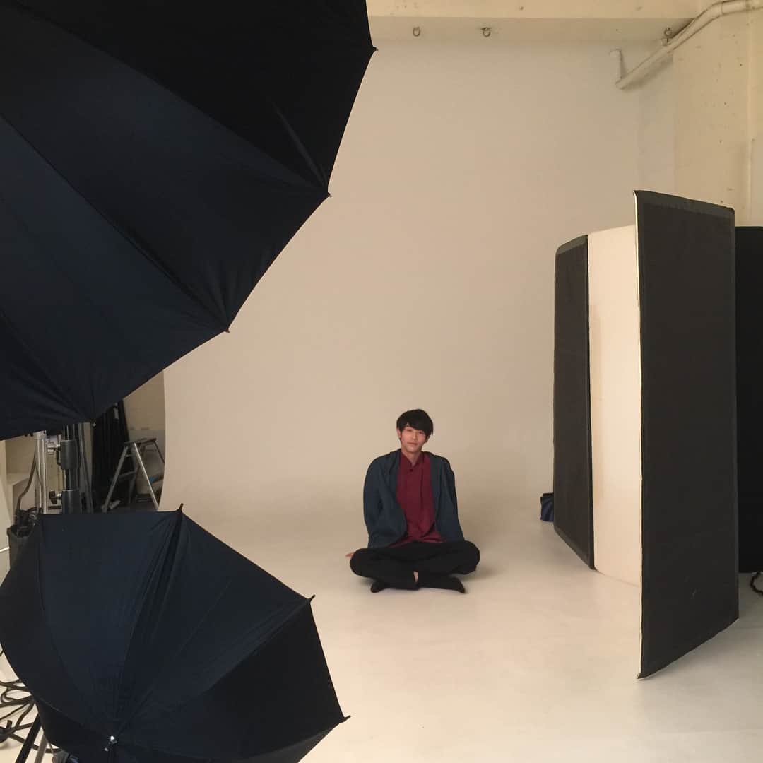 國島直希さんのインスタグラム写真 - (國島直希Instagram)「今日は、カメラマンの友達に久々撮って貰いました！  もしかしたらプロフィール写真が彼と撮った物になるかも  中高の同級生とこうやって仕事を通してでも付き合えるのは嬉しい  #今からつけ麺 #上着以外友達の #スタジオ借りた」11月30日 21時09分 - naoki.kunishima