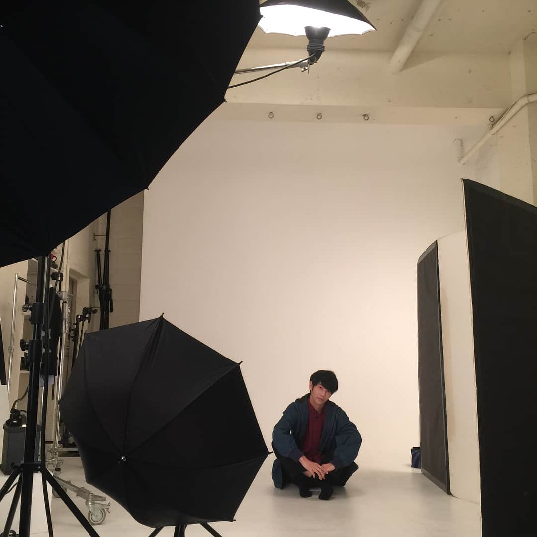 國島直希さんのインスタグラム写真 - (國島直希Instagram)「今日は、カメラマンの友達に久々撮って貰いました！  もしかしたらプロフィール写真が彼と撮った物になるかも  中高の同級生とこうやって仕事を通してでも付き合えるのは嬉しい  #今からつけ麺 #上着以外友達の #スタジオ借りた」11月30日 21時09分 - naoki.kunishima