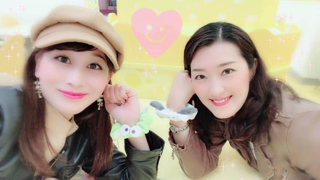 冴華りおなのインスタグラム：「⚘ そして、今日はもう一つお知らせがあるのでUPさせて下さい😌😊💕✨ ⚘ もうすでにせいらちゃん〈#紗愛せいら〉のインスタなどでご存知の方も多いかもですが……m(_ _)m👀💡✨ 明日、12/1(土)にアリオ川口の１階センターコート[イベントスペース]にて、せいらちゃんと一緒にイベントをさせて頂きます⤴💪✨💨 時間は[①13:00～]と[②15:00～]の2回を予定しておりまして、皆さまと一緒に楽しい時間を過ごせたら🌠と思っております☺🎵✨ ⚘ もしも、お時間のある方😌⌚近くにいるよー🙋✨って方などいらっしゃいましたら、ぜひ是非✴お越し下さい～～💕✨ お待ちしております😊❤❤ ⚘ 現役時代から今もずーっと……オンでもオフでもお世話になっていて😌✨仲良くしてもらってる💝大好きなせいらちゃんと一緒のイベント💃楽しみだな😄💕✴✨ 頑張りますーっ😊😤👊🔥✨💨‼ ⚘ 写真はイベントは全然関係なしなのですが……😃✨💦先日、一緒にサンリオピューロランドに行った時に撮った1枚です😌🎀📷✨ 売ってたシュシュがめちゃ触り心地も良く✨可愛かったので😍思わず"けろっぴ"と"ポチャッコ"をそれぞれ購入してしまいました～～🐸🐶💓✨笑。 それにしても、"けろけろけろっぴ"に"ポチャッコ"……本当に懐かしすぎるーー😌😂💖✨💦笑。 --❁~❁~❁~❁~❁~❁~❁~❁~❁~❁~❁~❁-- #１２／１ #アリオ川口 ＃イベント #１階センターコート #イベントスペース #１３：００～ #１５：００～ 💎 #サンリオピューロランド 🎀✨ #けろけろけろっぴ 🐸#ポチャッコ 🐶❤」