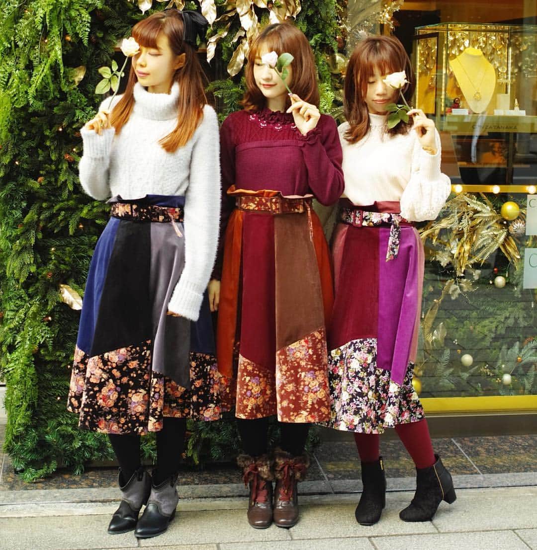 axes femmeさんのインスタグラム写真 - (axes femmeInstagram)「大人気のベロアスカートは配色使いと裾の花柄がお気に入りにポイント♪ シックで華やかに決めたいから、トップスはシンプルに。 #axesfemme #axes #code #fashion #japanesefashion #classic #vintage #triplets #tripletscode #christmas #skirt #skirtlover #velor #アクシーズファム #アクシーズ #三つ子 #三つ子コーデ  #お揃いコーデ #おそろコーデ #色違い #人気アイテム #スカート #ベロア #花柄 #クラシック #ヴィンテージライク #クリスマス #フェミニン #大人女子コーデ #三胞胎」11月30日 21時21分 - axes_femme_official