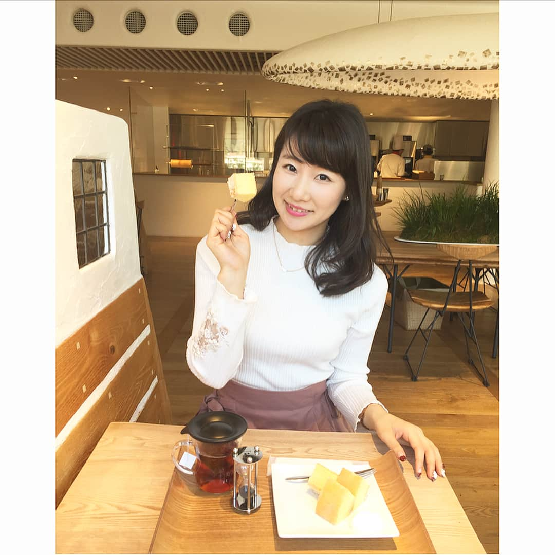 島津久美子さんのインスタグラム写真 - (島津久美子Instagram)「しま旅*11月は滋賀県🔅* * あの美味しいーバームクーヘン😋たねやさんの本拠地が滋賀とは知りませんでした🙇😂 * 焼きたてのバームクーヘンのふわふわ感と生ドラに感動でした😋💕 * #バームクーヘン #焼きたて #たねや #生どら焼き #美味 #古民家風 #滋賀県 #初上陸 #旅好き女子 #女子旅👭 #しま旅 #くみトリップ #今月のうちに #くみ旅記録 #うまみちゃん #秋旅 #秋旅2018 #近江八幡グルメ #滋賀グルメ #たねやクラブハリエ #ラコリーナ近江八幡 #girlstrip #sweets #shiga #japanesecafe #travel」11月30日 21時34分 - kumiko_shimazu