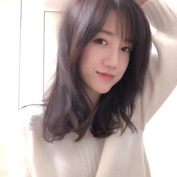 のインスタグラム：「. 写真映えする食べ物、場所、服、、 きっと写真映えする髪もあるはずと思いながら 今日美容室で似合うよう整えてもらいました👩🏻 . いつもよくアップスタイルを褒められる事が多く、、 ダウンヘアでもしっくりくるスタイルを探してて 色んな人のアドバイス聞きながら 大きくイメージ変えることないけど 微妙に変化していってます❤︎ . 今回のスタイルもすごく綺麗に仕上がって嬉しい☺️ 綺麗なまま明日からの師走も走り抜けたいと思います 🏃‍♀️💨 . . @rucca_hairsalon  #大阪美容室#心斎橋美容室#南船場美容室 #hair#hairstyle#haircolor#haircut#hairfashion#newhair#hairoftheday」