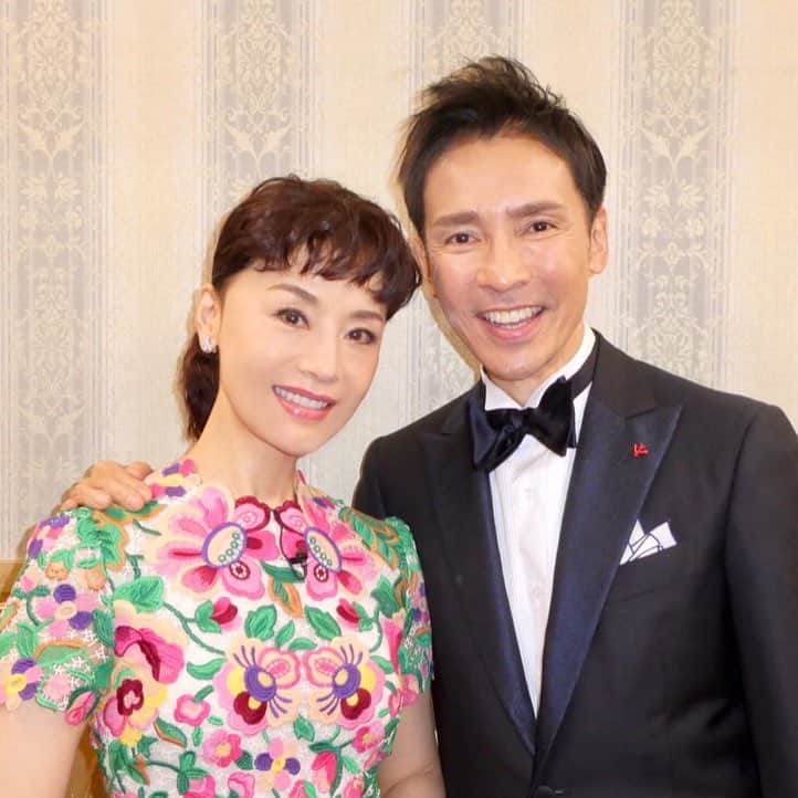 大地真央さんのインスタグラム写真 - (大地真央Instagram)「芸能人格付けチェック 郷ひろみさんとチームで挑戦👊 放送は来年の元旦です🎍 ひろみさんとは30年以上前からのお知り合いヽ(^o^) 家族ぐるみのお付き合いをさせいただいています。 自分に厳しく、ストイックで努力家！いつも刺激をもらっています✨  #芸能人格付けチェック  #チーム仲良し （＾ν＾） #2019年元旦  ほぉそうか…(^_^)v #同学年 #郷ひろみ #hiromigo #大地真央 #MAODAICHI」11月30日 21時33分 - daichimao_official