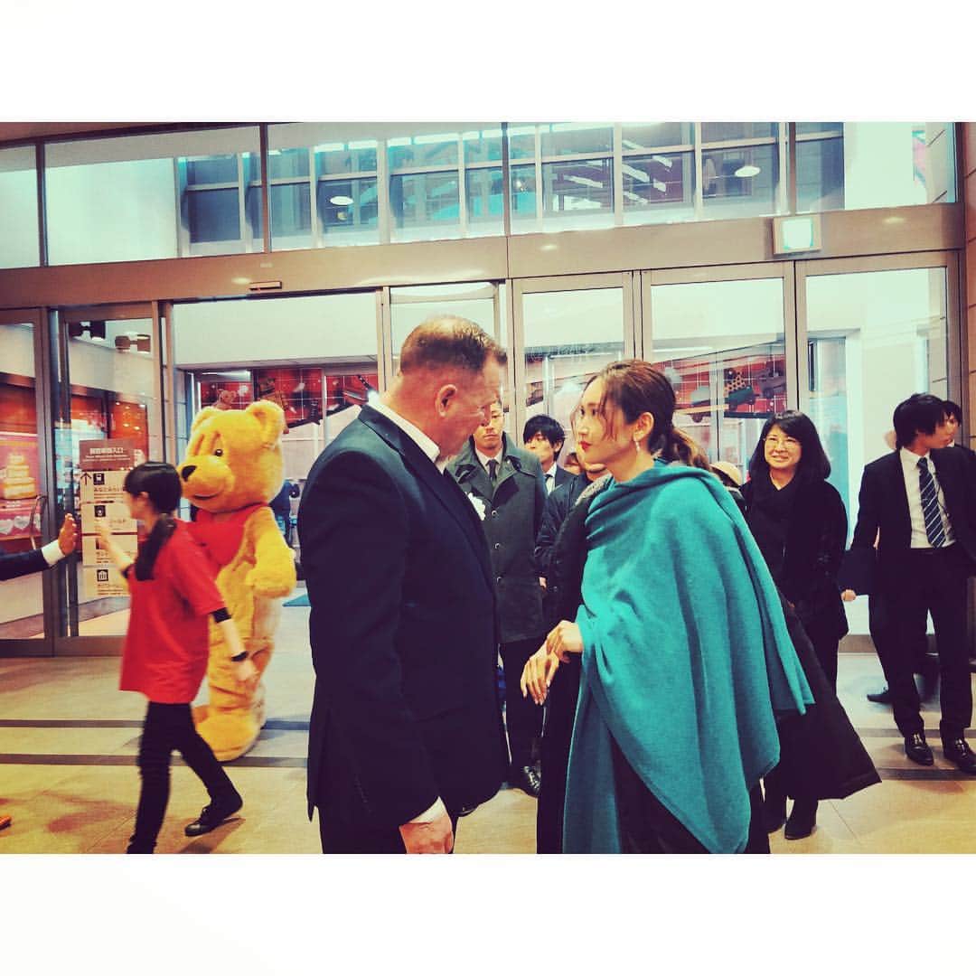 紗栄子さんのインスタグラム写真 - (紗栄子Instagram)「イギリスからいらっしゃったhamleysのRalphさんは、屋外で肩が出ているドレスを着ていた私をずっと気遣ってくださる優しいジェントルマンでした🇬🇧✨ そして出演前まで側でずーっと暖めてくれたハムリーとハッティー🧸✨ 優しい優しい2人の大ファンになりました💘💘💘 #hamleys #ハムリー#ハッティー」11月30日 21時33分 - saekoofficial