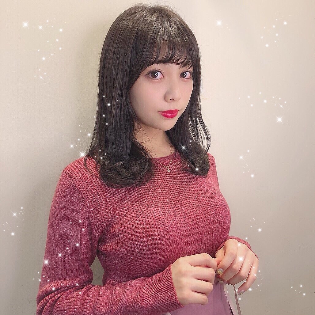 のインスタグラム：「🎀 絶滅の危機黒髪〜♩ に、なりました🖤 . Twitterにも載せたけど好評で嬉しいです😭 皆さんありがとうございます。 . 来月の実習も頑張ります🙆🏻‍♀️✏️ . #サロンモデル#モデル#ヘアアレンジ#撮影#撮影データ#東京#表参道#表参道美容室#美容室#巻き髪#ストレートヘア#黒髪」