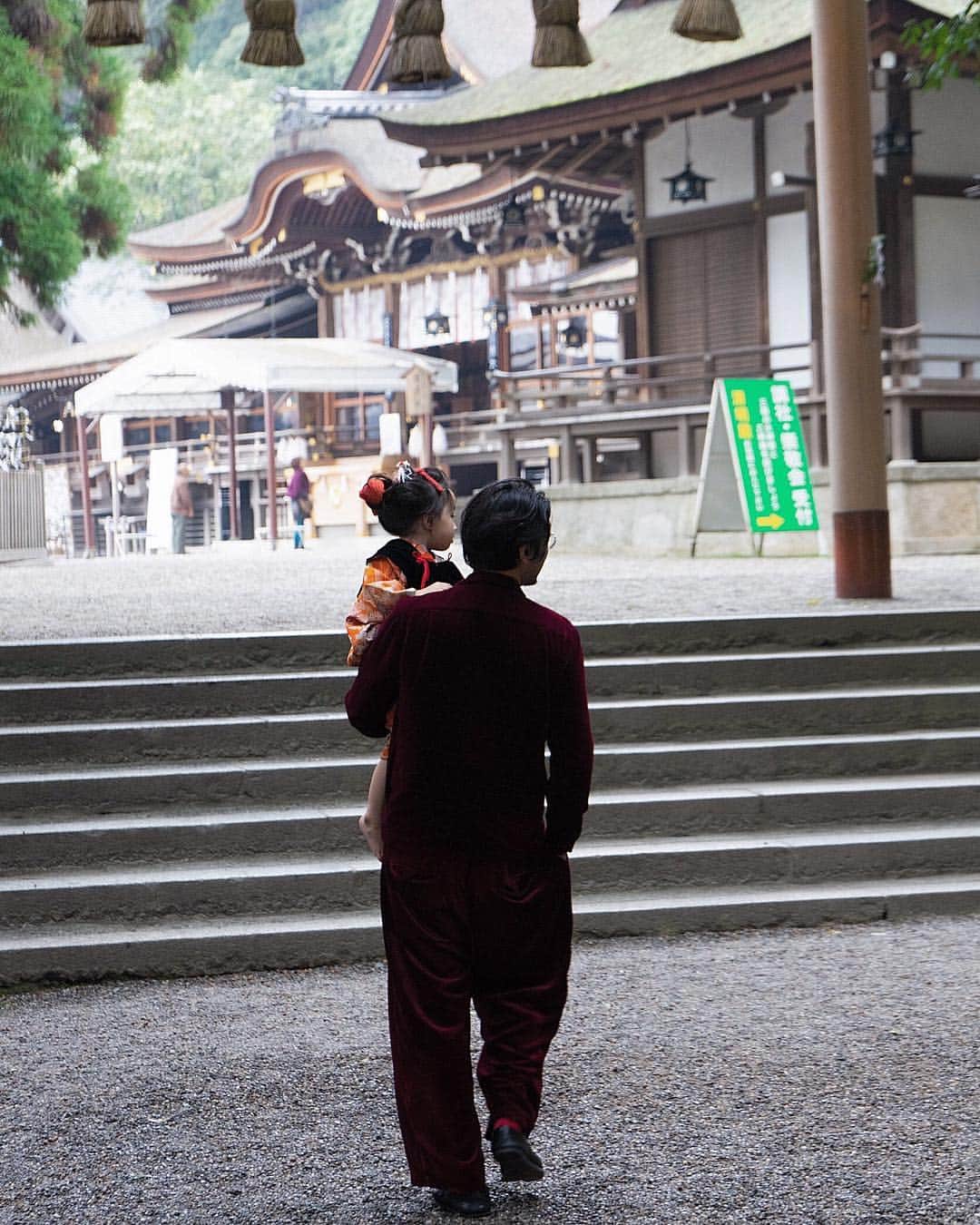 菊井亜希さんのインスタグラム写真 - (菊井亜希Instagram)「家族の始まりの場所でもある、大神神社でのお詣り。 穂咲希と心美智 おめでとう🎊 空気を湿らす小雨も、静かに紅葉する樹々の佇みも、全てが包み込んでくれるゆかりのある場所。 「お疲れ様 」と着物を脱がせた後、ずっしりと感じた絹の重み、1日これを纒い脱がずによく頑張ったなぁ思うと、娘たちの逞しさと成長を感じる1日になりました。 今までの成長に感謝し、そしてどうか、これからも健やかな日々であることを願って…💫 大切な思い出になった七五三詣り、  そんな私達の一瞬一瞬を切り取ってくれた @hiromi_mushroom  へ…🌹 #七五三 #ほさきとこみち 😘」11月30日 21時59分 - bollywoood