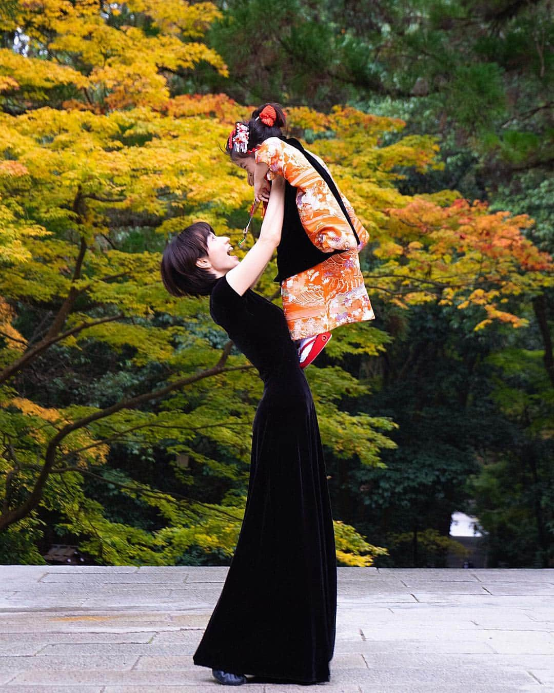 菊井亜希のインスタグラム：「家族の始まりの場所でもある、大神神社でのお詣り。 穂咲希と心美智 おめでとう🎊 空気を湿らす小雨も、静かに紅葉する樹々の佇みも、全てが包み込んでくれるゆかりのある場所。 「お疲れ様 」と着物を脱がせた後、ずっしりと感じた絹の重み、1日これを纒い脱がずによく頑張ったなぁ思うと、娘たちの逞しさと成長を感じる1日になりました。 今までの成長に感謝し、そしてどうか、これからも健やかな日々であることを願って…💫 大切な思い出になった七五三詣り、  そんな私達の一瞬一瞬を切り取ってくれた @hiromi_mushroom  へ…🌹 #七五三 #ほさきとこみち 😘」