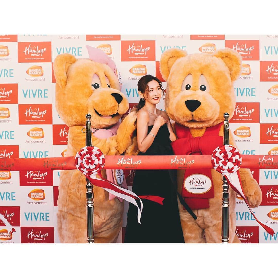 紗栄子さんのインスタグラム写真 - (紗栄子Instagram)「Hamleys 横浜ワールドポーターズ店 オープニングセレモニーに参加させていただきました🌹 人生初のテープカット✂︎✨ 左利きの私は少し苦戦しました💦 #hamleys」11月30日 22時09分 - saekoofficial