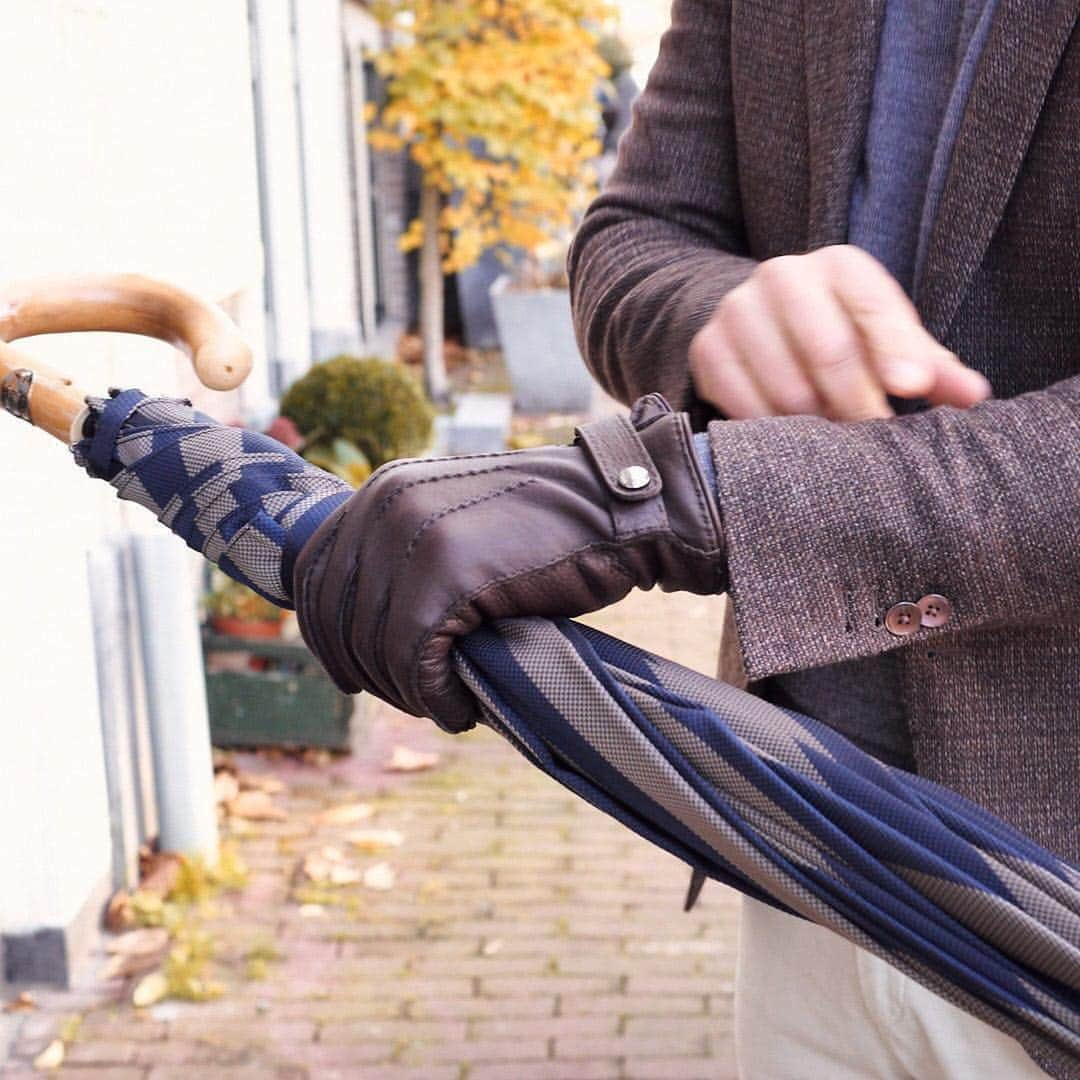 マッツォレーニさんのインスタグラム写真 - (マッツォレーニInstagram)「#Repost @gallery_tailors ・・・ Checking out our new @mazzolenigloves deerskin cashmere lined gloves!  #gallerytailors #amsterdam #menwithstyle #sprezzatura #madeinitaly🇮🇹 #menswear #menstyle #luxury #jordaan #details」11月30日 22時05分 - mazzolenigloves