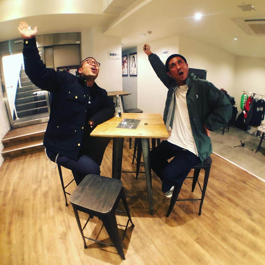 おたこぷーのインスタグラム：「西永福JAMにスキルキルズのライブみにきました。 マジでスキルキルズ、ヤバすぎるスキルズでした。最高😄 #ガードアイランド下北沢ウエスト店  #キングオブビーツ #スキルキルズ #おたこぷー #ジンバック4杯 #ビール2杯 #ベロベロ」