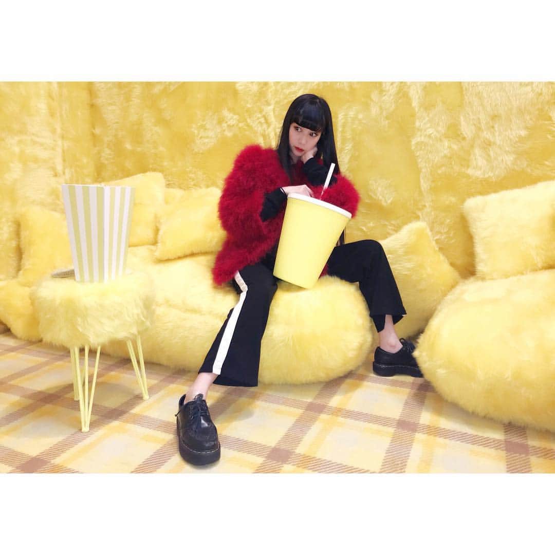 中川ジュリアのインスタグラム：「あゆみと来年5月公開の ハリウッド実写「名探偵ピカチュウ」のコラボブースに💛 コースターも貰えるよ💃 ・ ・ 応募期間 11/29～12/23 に応募すると「名探偵ピカチュウ」ロンドンバス貸切ツアーin Japan 限定10組20名様ご招待 応募条件が ① 名探偵ピカチュウブース or コースターを撮影。 ② 名探偵ピカチュウ公式アカウント「 ＠meitantei_pikachu 」をフォロー。 ③ ①の画像とキャプションに「 ＠meitantei_pikachu 」をタグ付け。 ④ キャプションに「#ふさチュウ」を記載して、Instagramに投稿みたいです！  #ふさチュウ #名探偵ピカチュウ #vinylmuseum #ビニールミュージアム #pr #ポケモン #pokemon #ピカチュウ #pikachu」