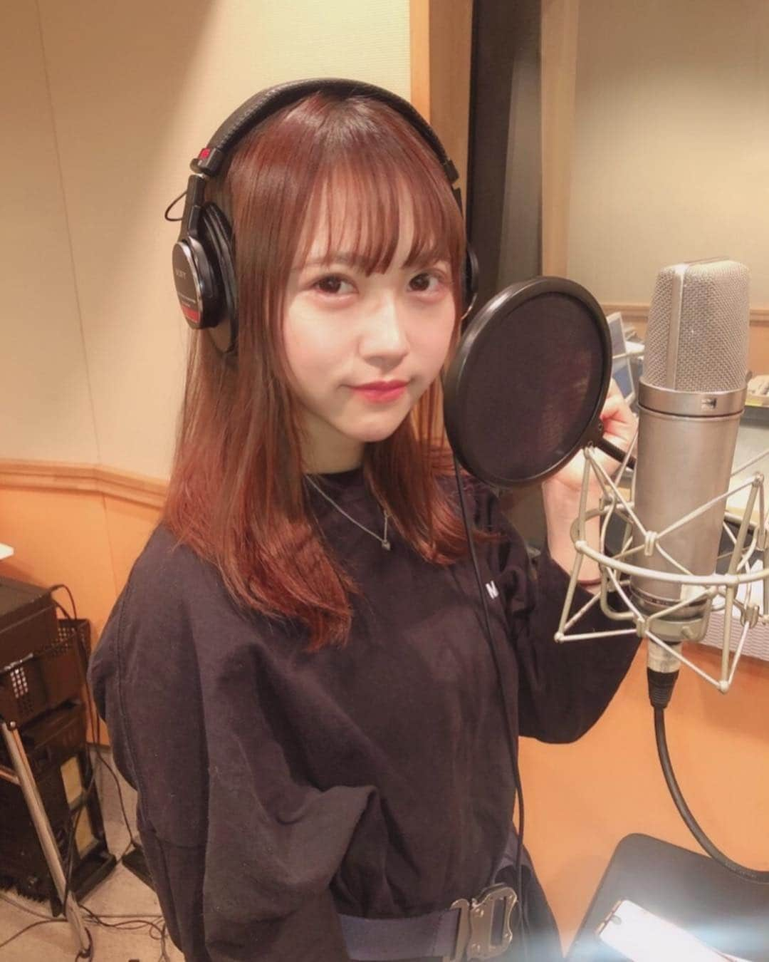 塚本美玲さんのインスタグラム写真 - (塚本美玲Instagram)「ヘッドホンつけて曲流れた瞬間爆音鳴って心臓止まりかけた🥴﻿ まだ耳おかしい💫 ﻿ ﻿ ﻿ ﻿ ﻿  #rec#music#sing#new#song#新曲#レコーディング」11月30日 22時30分 - mire_nyan