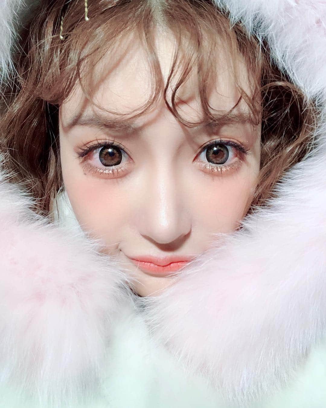明日花キララのインスタグラム：「ホワイトパーティー一緒に盛り上がってくれた福岡のみんなありがとう！ 最高でした🐩❤︎福岡もっと好きになった！！ . コメントでもDMでも質問の多かったホワイトコーデは @vintageqoo さんのふわふわだよ❄️ . リップは3CEのマットオレンジ使ったよ🧡🍊🧡 他にもいっぱい質問きたけどメイクとかカラコンとか詳しいことスタイルブックに全部載せる！❤︎❤︎❤︎ #きらぷーどる」