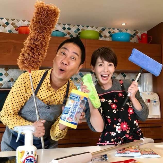 秋本ゆかりさんのインスタグラム写真 - (秋本ゆかりInstagram)「今日は久しぶりの今日感テレビ夫婦ロケ📺 大掃除の季節がやってきましたね〜〜🧹 溜まりまくった高田家の汚れはキレイになるのか？！ 家の中から車までいろんなお掃除グッズをご紹介しますよ〜👍 12月5日放送予定です♪ .  #rkb#今日感テレビ #夫婦ロケ#夫婦企画#高田課長#秋本ゆかり #汚いところさらけ出してます笑 #大掃除#早めに済ませたい#わかっちゃいるけど#気乗りしない#便利グッズがあれば#やる気スイッチも入るはず」11月30日 22時57分 - akimoto_yukari