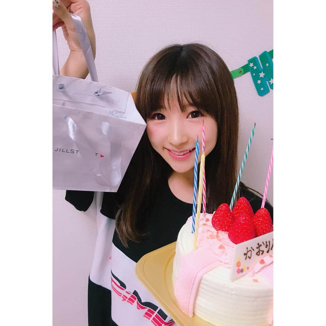 岩村捺未さんのインスタグラム写真 - (岩村捺未Instagram)「だいすっきな友達の お誕生日🎂❤️ 最初はご飯たべにいこー！て 言ってたんだけど、親友ちゃんが鍋作ってくれて鍋パ🥘❤️ おいしかったあ😋❤️ 女４人でテキーラとストロングのんでべろべろ🤣👏 かおりんおめでとう😋 かおりんはココディールの店長さん🐝🌈 かわいいねかわいいねかわいいね😍」11月30日 23時14分 - iwamuranachu