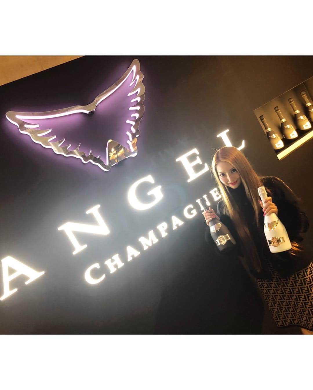 一条葵さんのインスタグラム写真 - (一条葵Instagram)「. 表参道のANGEL👼CHAMPAGNE🍾のPOPUP SHOPに行ってきたよ〜💕 . . . 光るANGEL👼CHAMPAGNE🍾特別に見せてもらったよー💕💕これから入荷するみたーい❣️楽しみ〜♪ ♬ ヾ(´︶`♡)ﾉ ♬ ♪ . . @angel_champagne_japan . . #angelchampagne #champagne #angel #エンジェルシャンパン #エンジェル #シャンパン #popupshop #omotesando #コーデ #FENDI」11月30日 23時33分 - aoiichijo