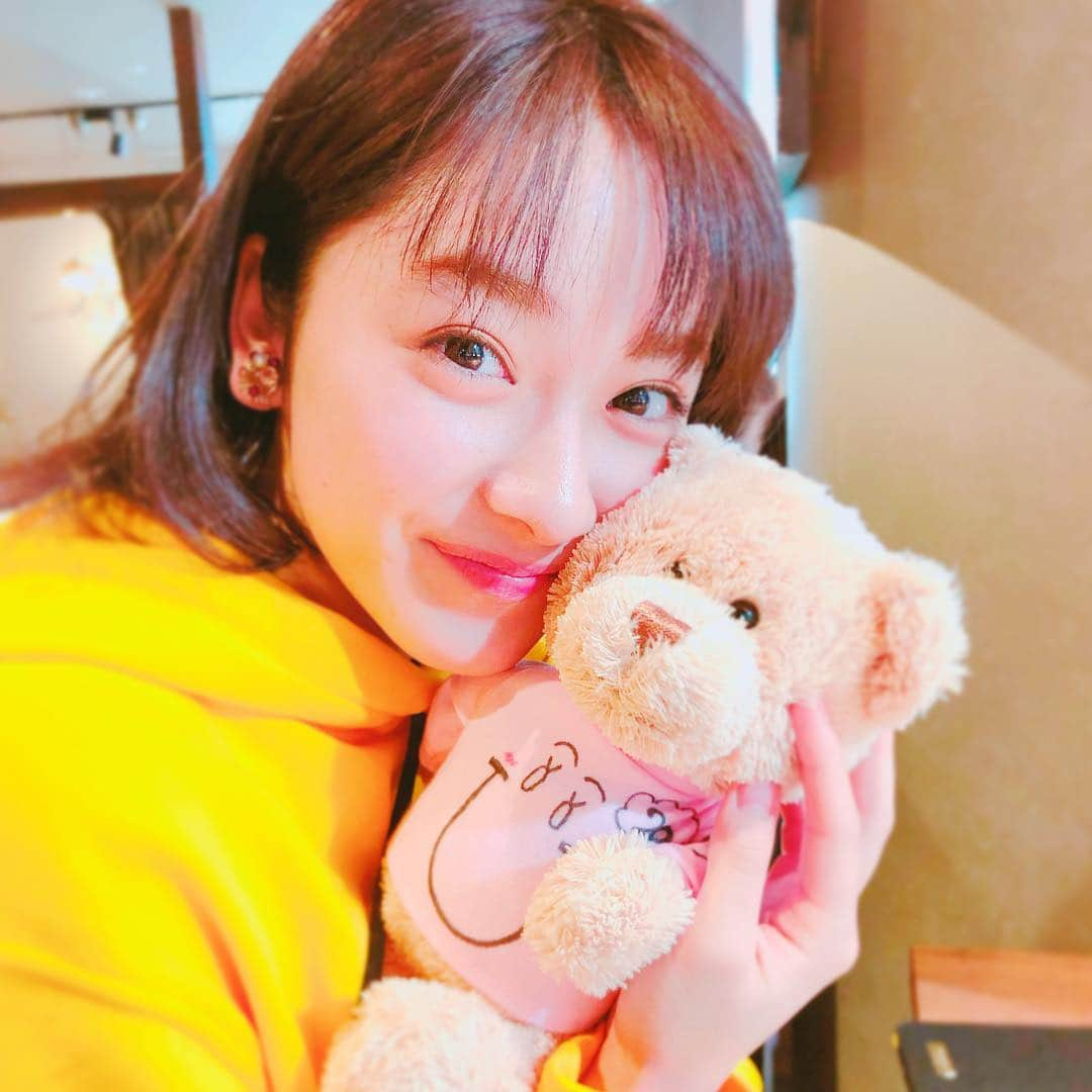 平祐奈さんのインスタグラム写真 - (平祐奈Instagram)「11月が終わっちゃう🥳 大学の愉快なお友達にもお祝いして貰っちゃった🙈 みんながね、このくまちゃんのお洋服にメッセージを書いてくれてるの🧸 温かい言葉をくれて…🙈💓 本当いつも助けて貰ってばかりで、頼ってばかりで… 素敵なお友達に巡り会えました。 久々にプリクラもとれてとっても楽しい時間でした♪♪ みんなありがとう😭🙏 今日からこのクマちゃんとねんねするよ〜🧸💓 #祐奈の愉快な仲間たち #誕生日 #終わってもずっとお祝いして頂いてる #本当ありがとうございます #トータルで私160歳くらいになってる笑 #ありがたや〜  #毎日みんなのおかげで楽しいよ #このくまちゃんの名前はね #おりどん  #クリーマーにお友達ができたのだ #JD #プリント倶楽部 #ってすごいね #もりもりもり子 #元気モリモリ子 #11月ありがとう #明日からも頑張ろうね」11月30日 23時46分 - yunataira_official